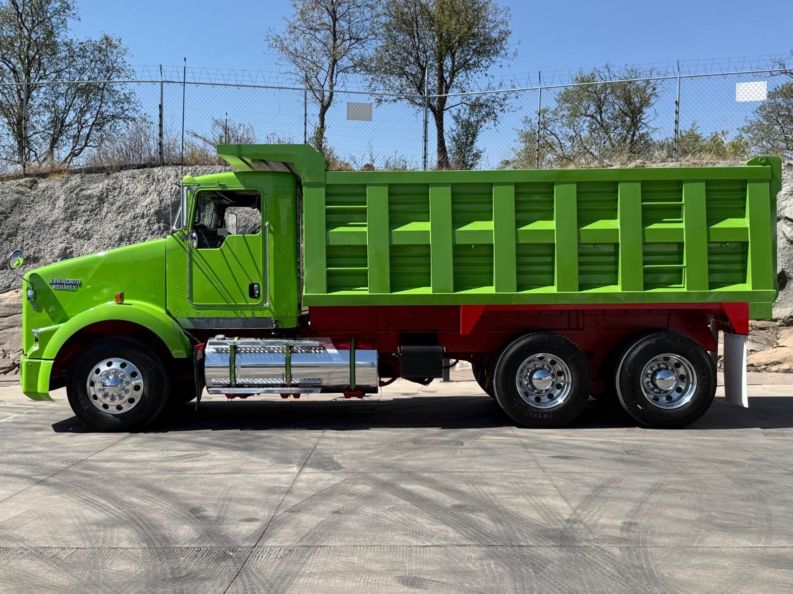 2016 KENWORTH T800 - SIDE_LEFT