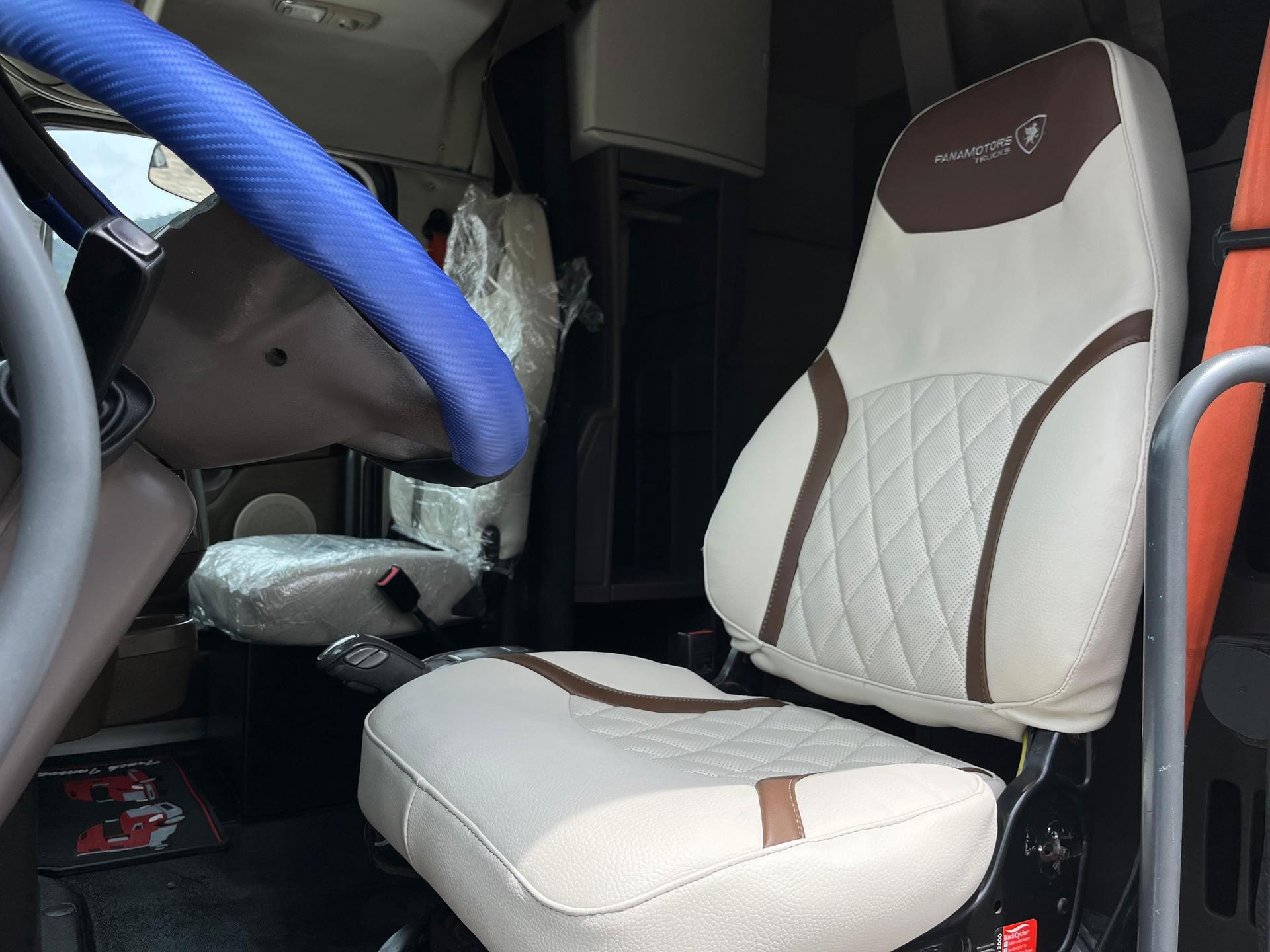 2016 VOLVO TRUCKS VNL 64T 630 - SEATS_FRONT