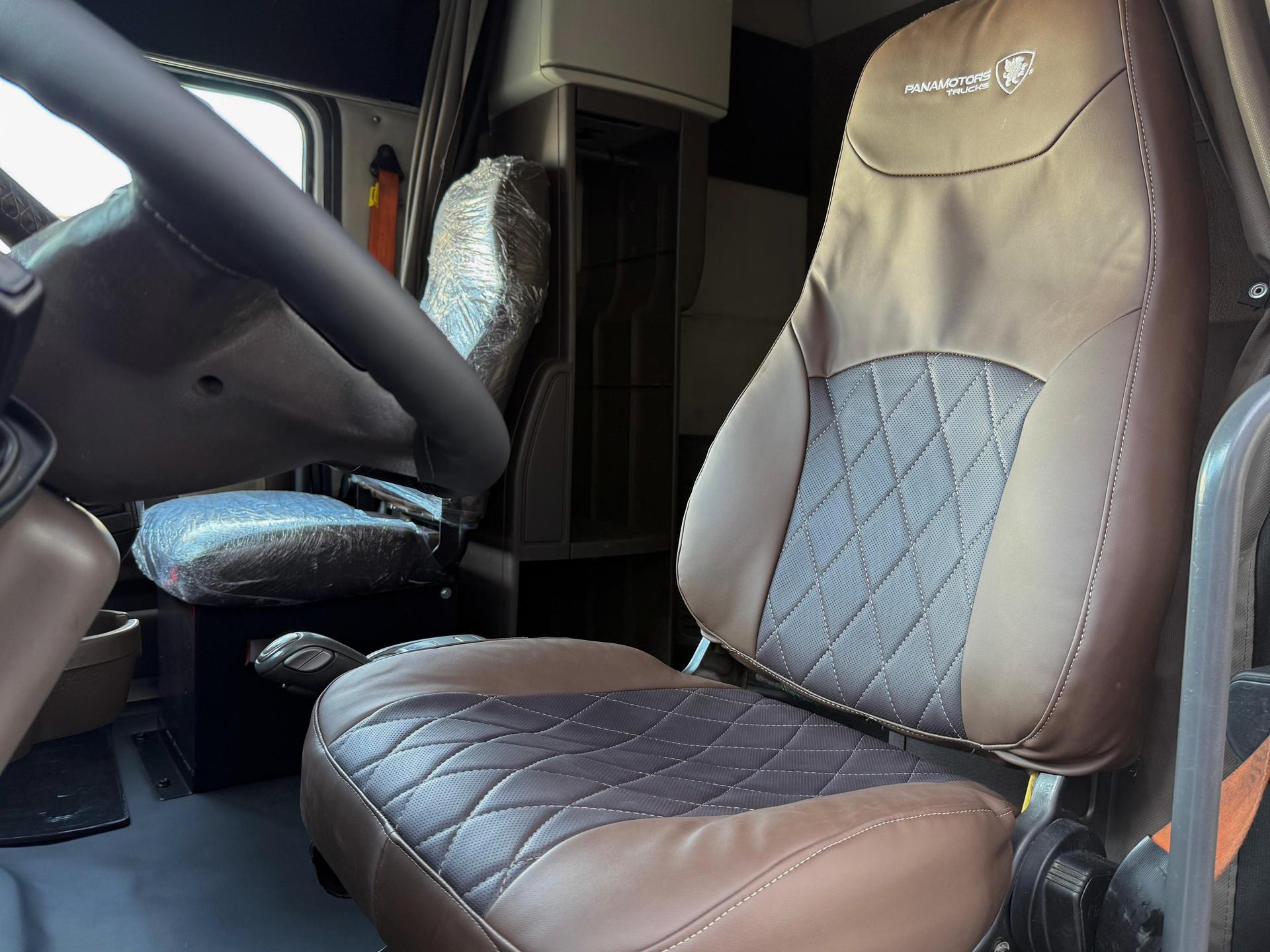 2016 VOLVO TRUCKS VNL 64T 630 - SEATS_FRONT