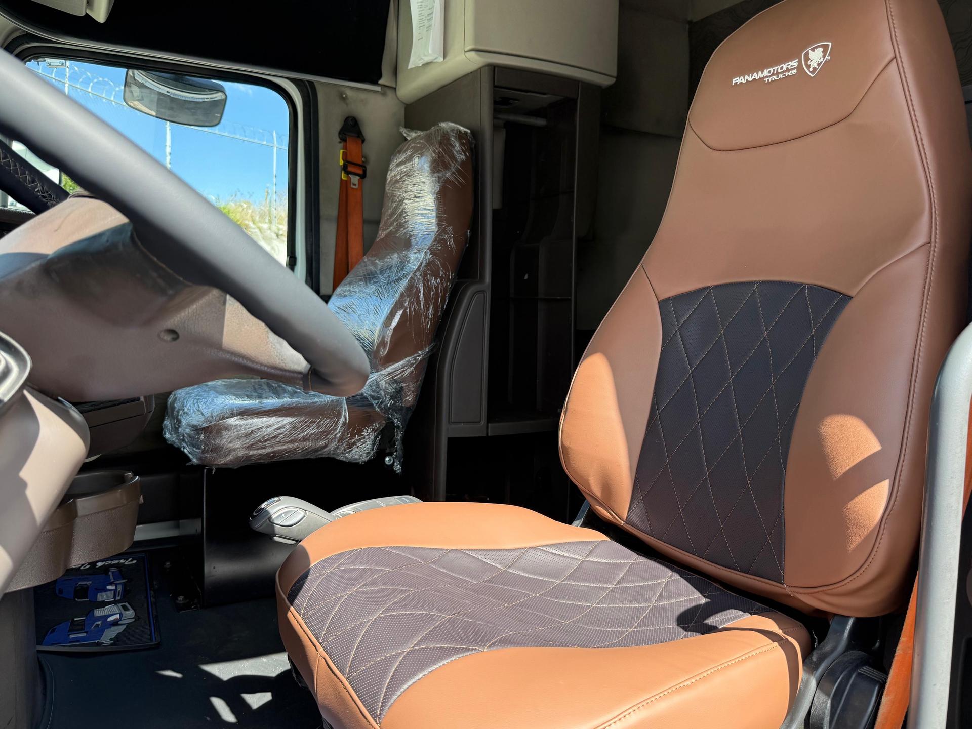 2015 VOLVO TRUCKS VNL 64T 630 - SEATS_FRONT