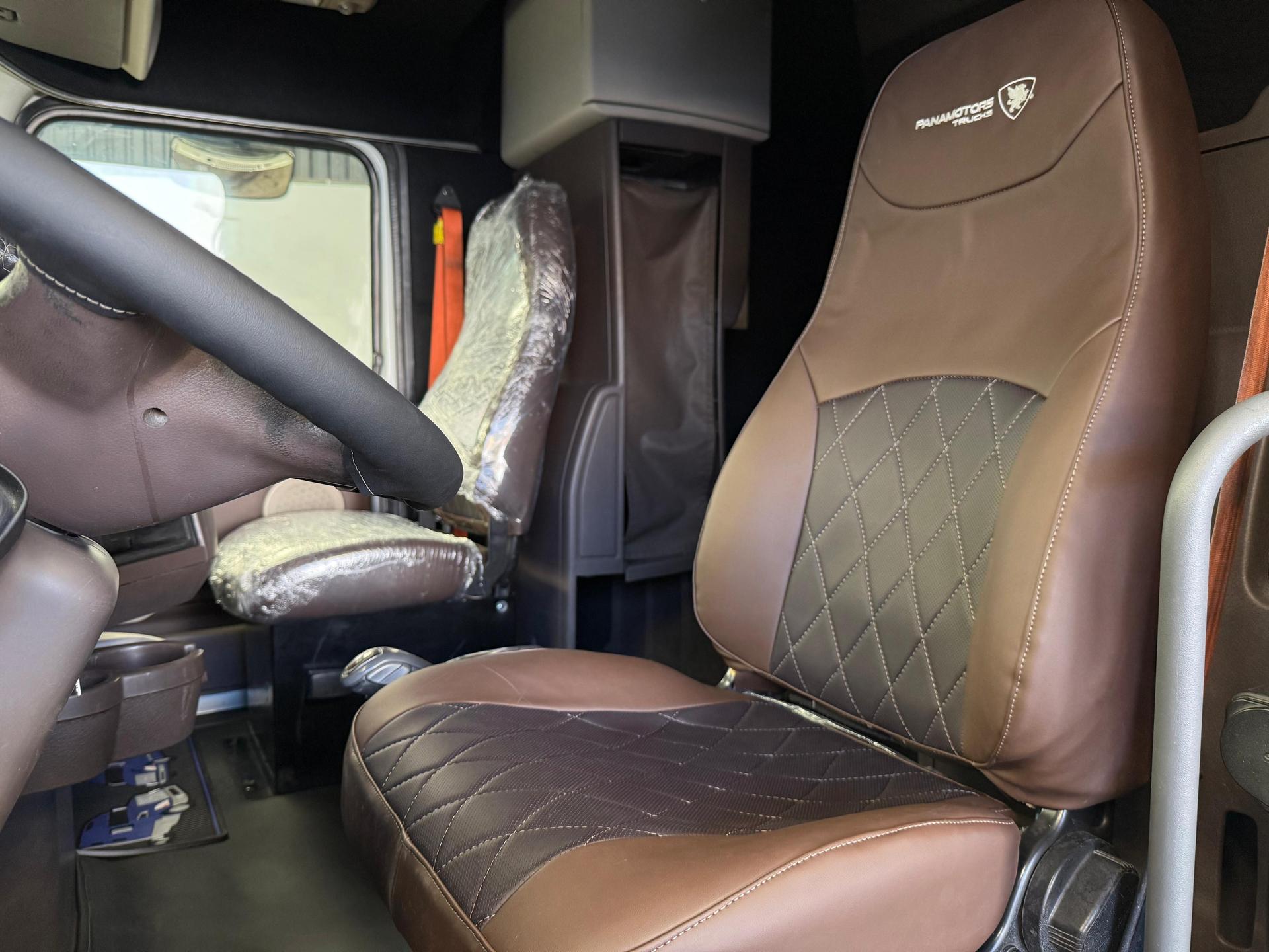 2015 VOLVO TRUCKS VNL 64T 630 - SEATS_FRONT