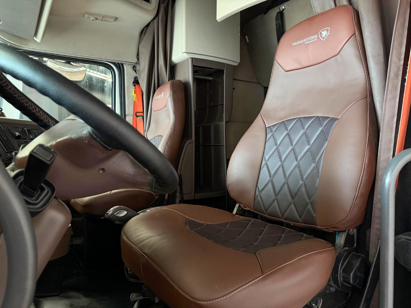 2015 VOLVO TRUCKS VNL 64T 630 - SEATS_FRONT