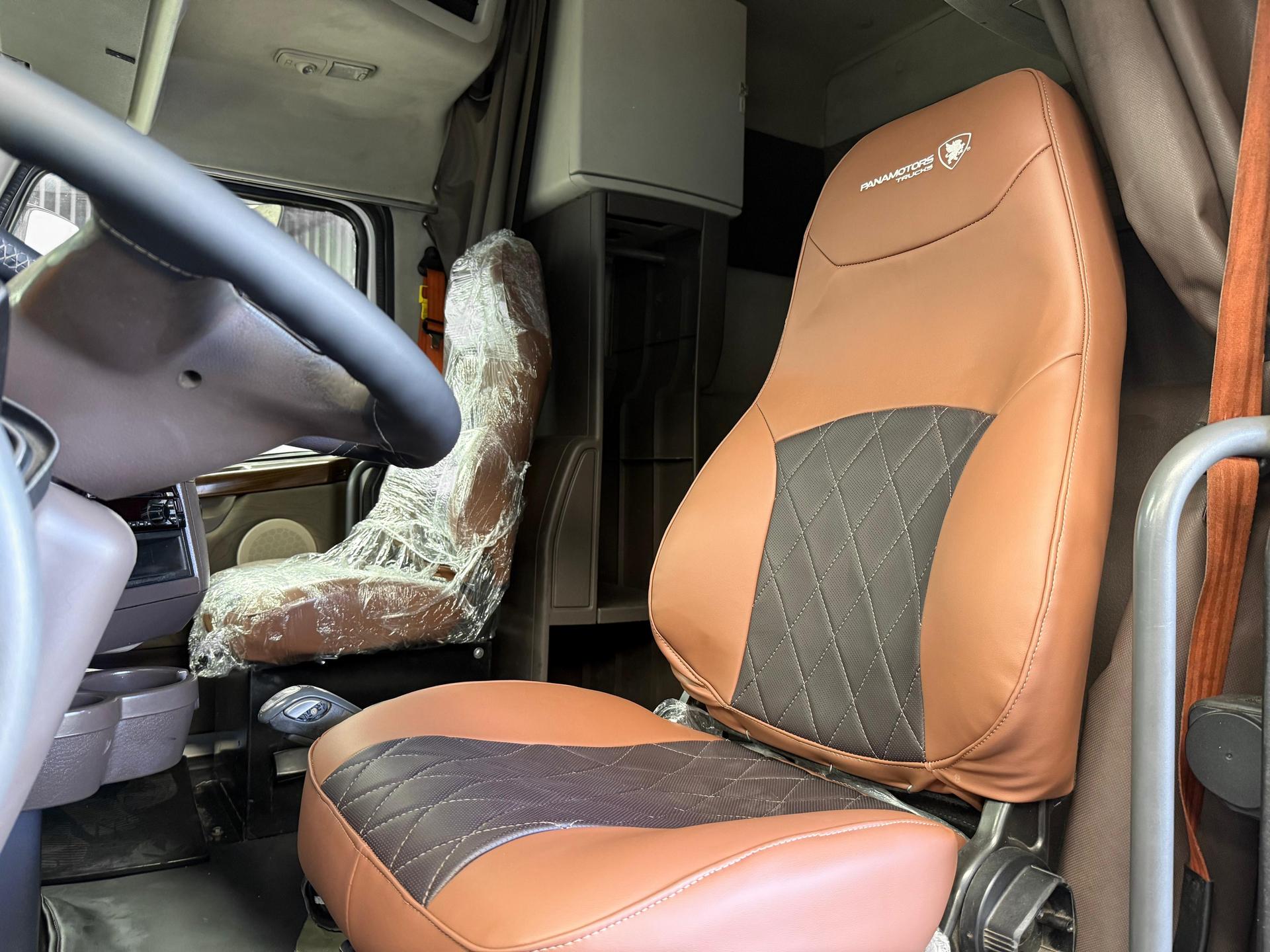 2016 VOLVO TRUCKS VNL 64T 630 - SEATS_FRONT