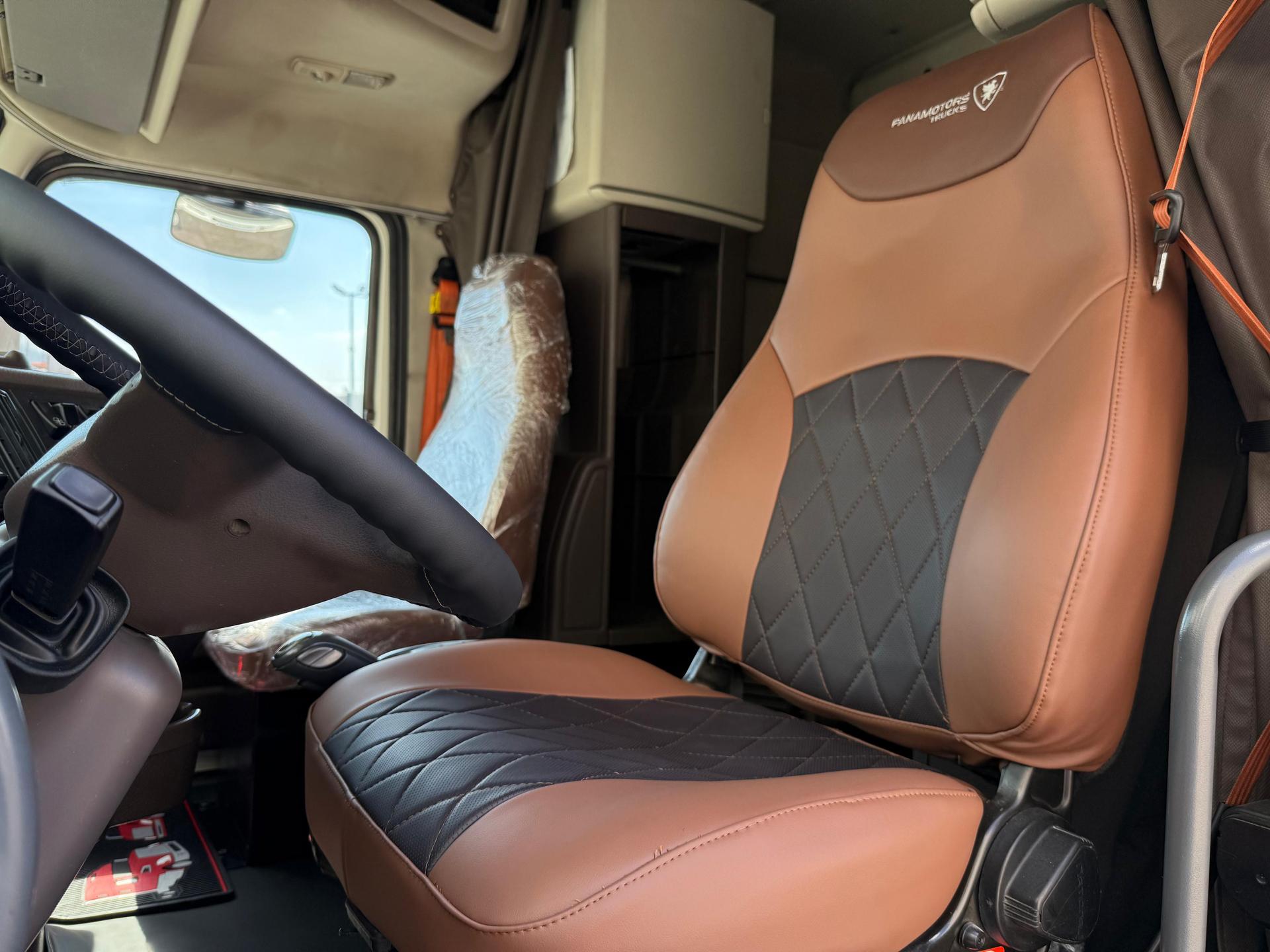 2015 VOLVO TRUCKS VNL 64T 630 - SEATS_FRONT