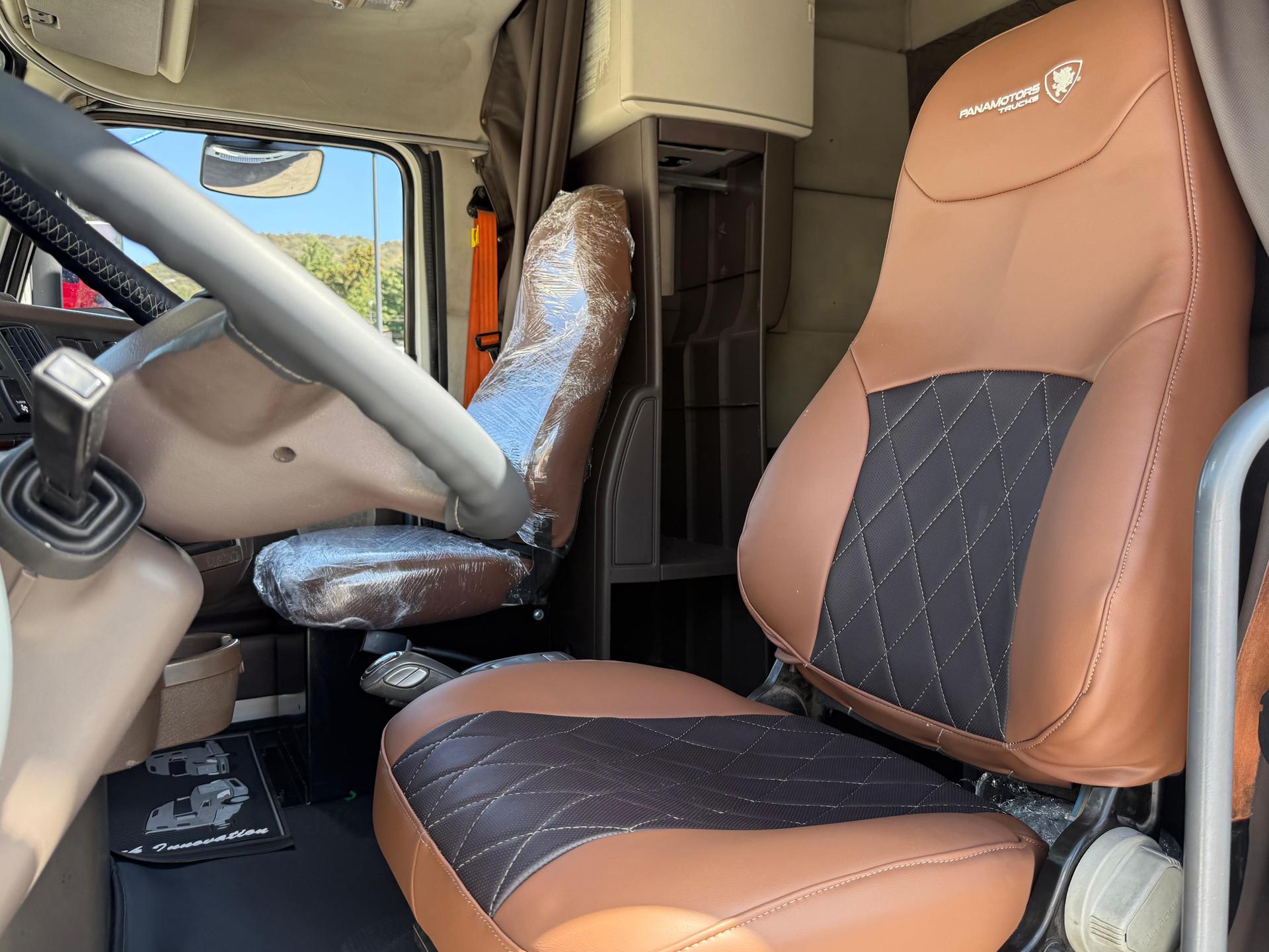 2015 VOLVO TRUCKS VNL 64T 630 - SEATS_FRONT