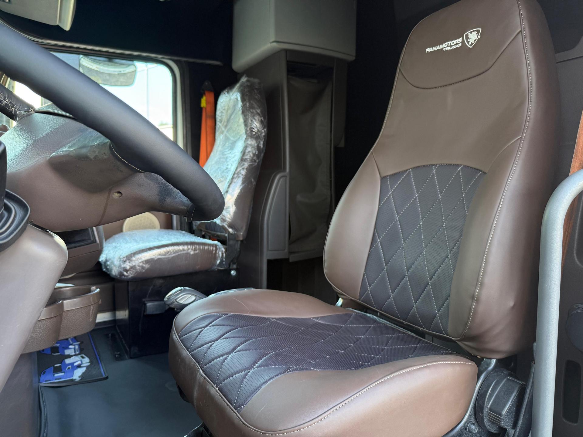 2016 VOLVO TRUCKS VNL 64T 630 - SEATS_FRONT