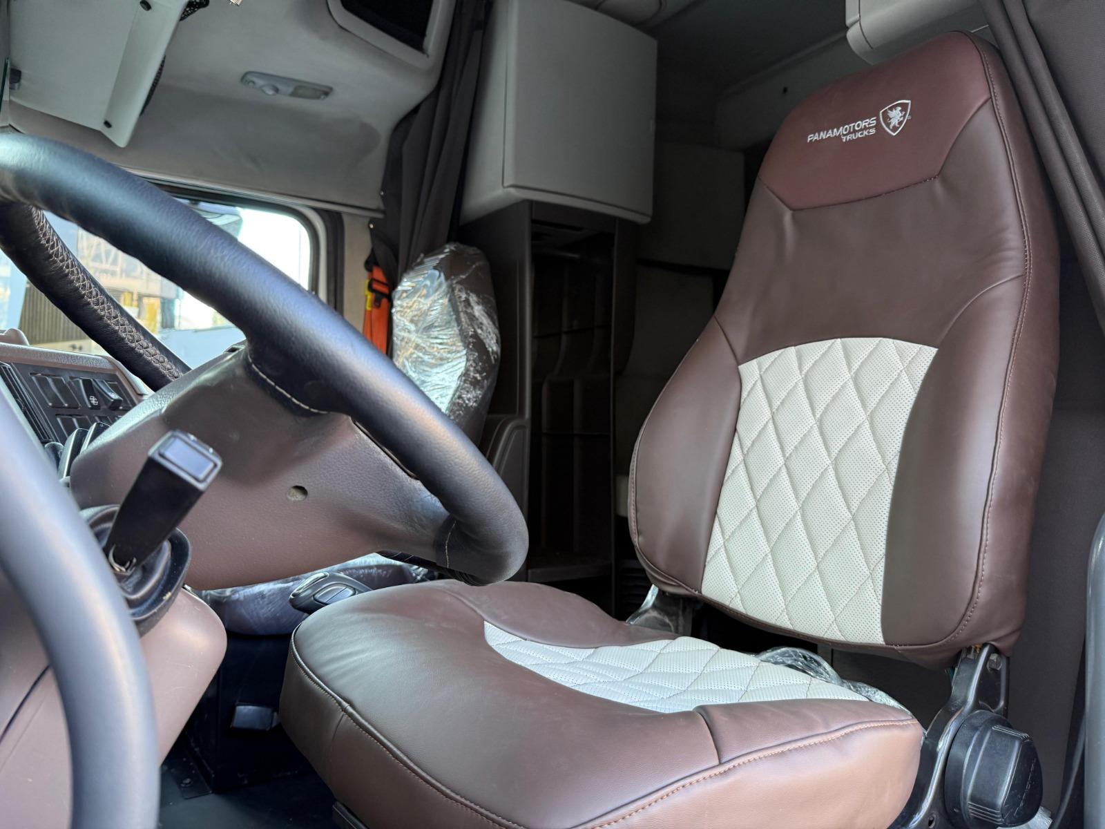 2016 VOLVO TRUCKS VNL 64T 630 - SEATS_FRONT
