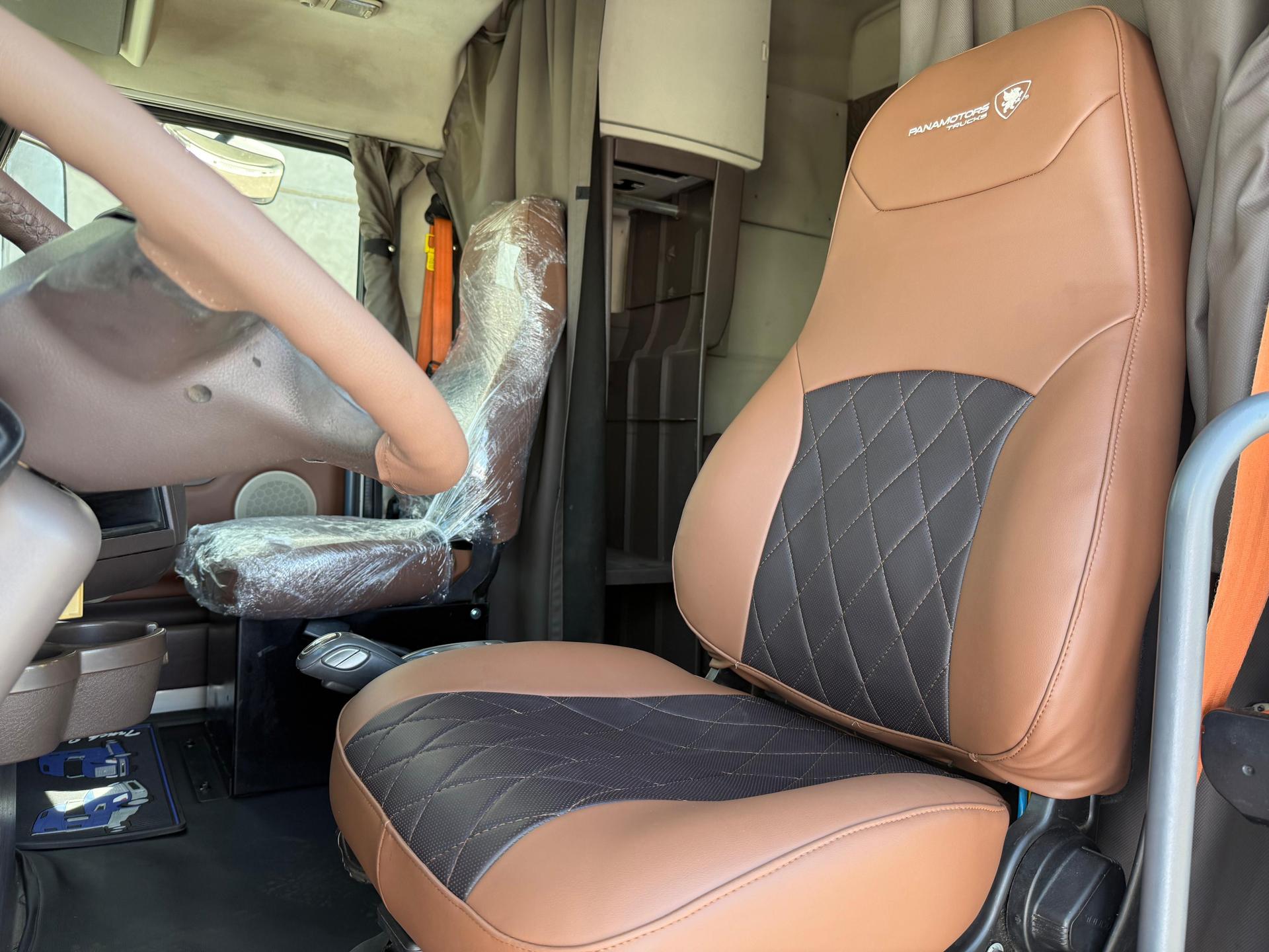 2015 VOLVO TRUCKS VNL 64T 630 - SEATS_FRONT