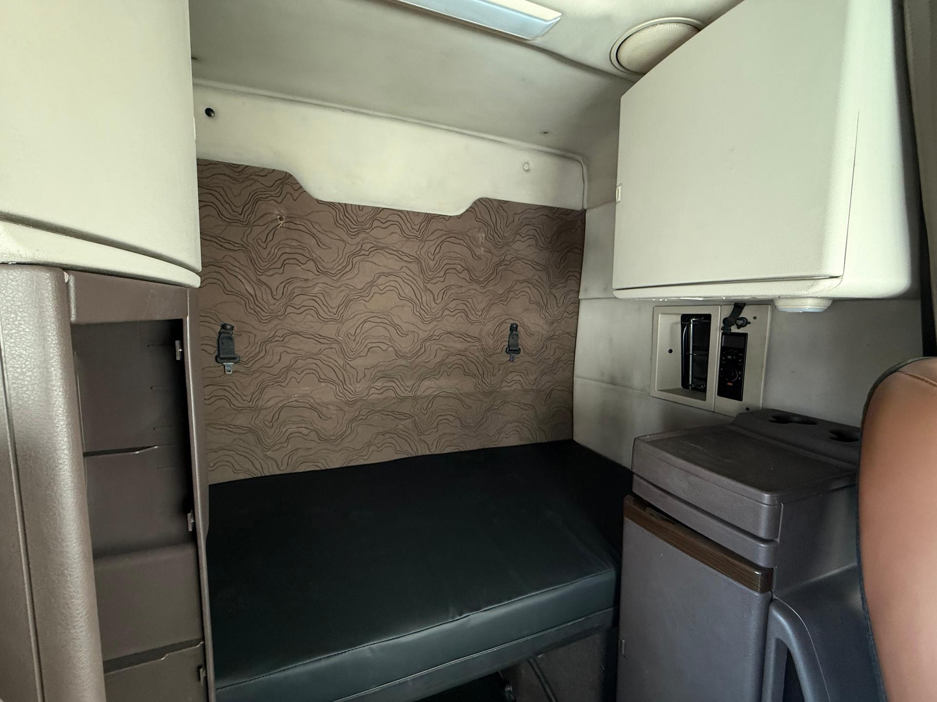2015 VOLVO TRUCKS VNL 64T 630 - SEATS_REAR