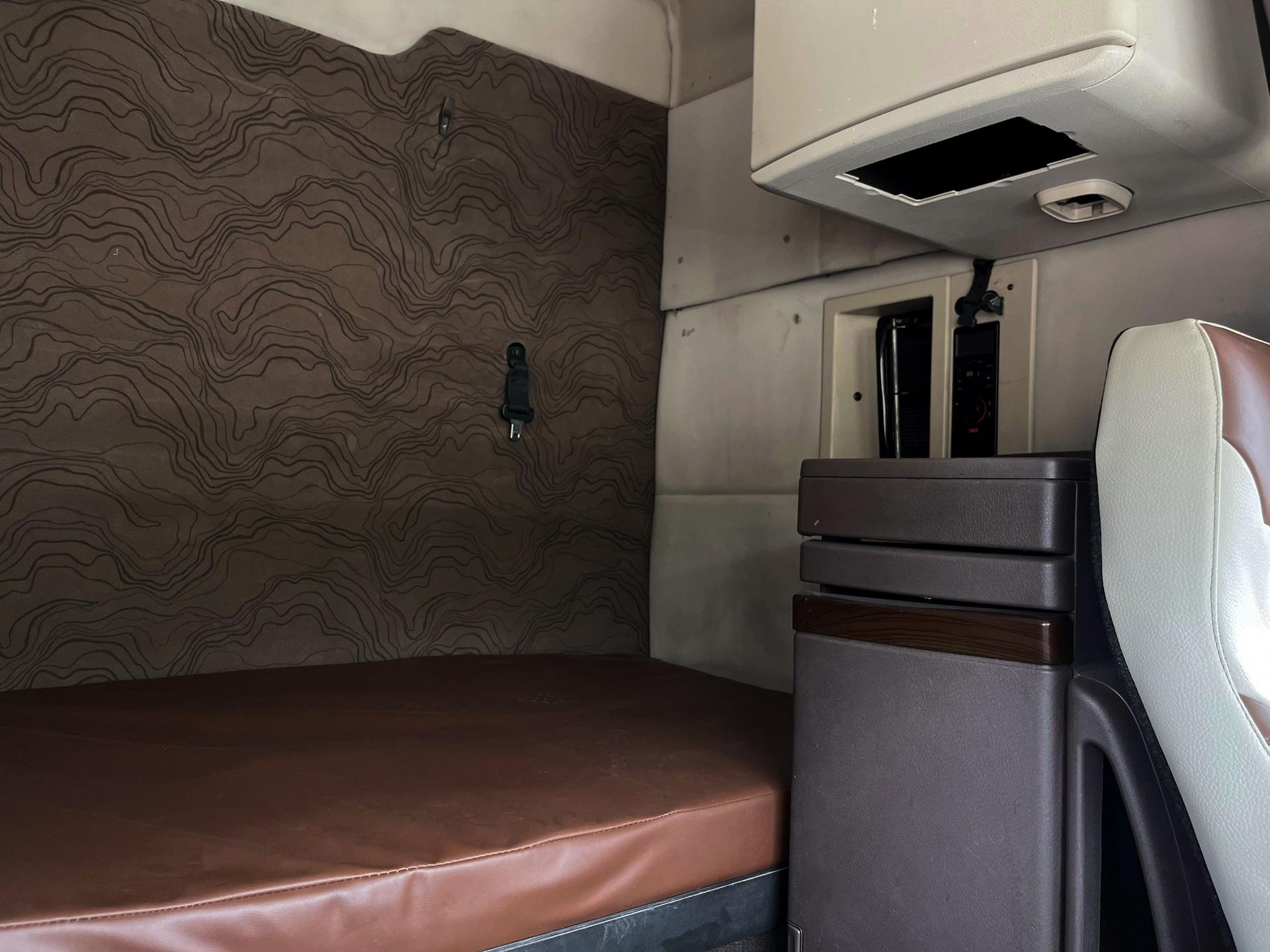 2016 VOLVO TRUCKS VNL 64T 630 - SEATS_REAR