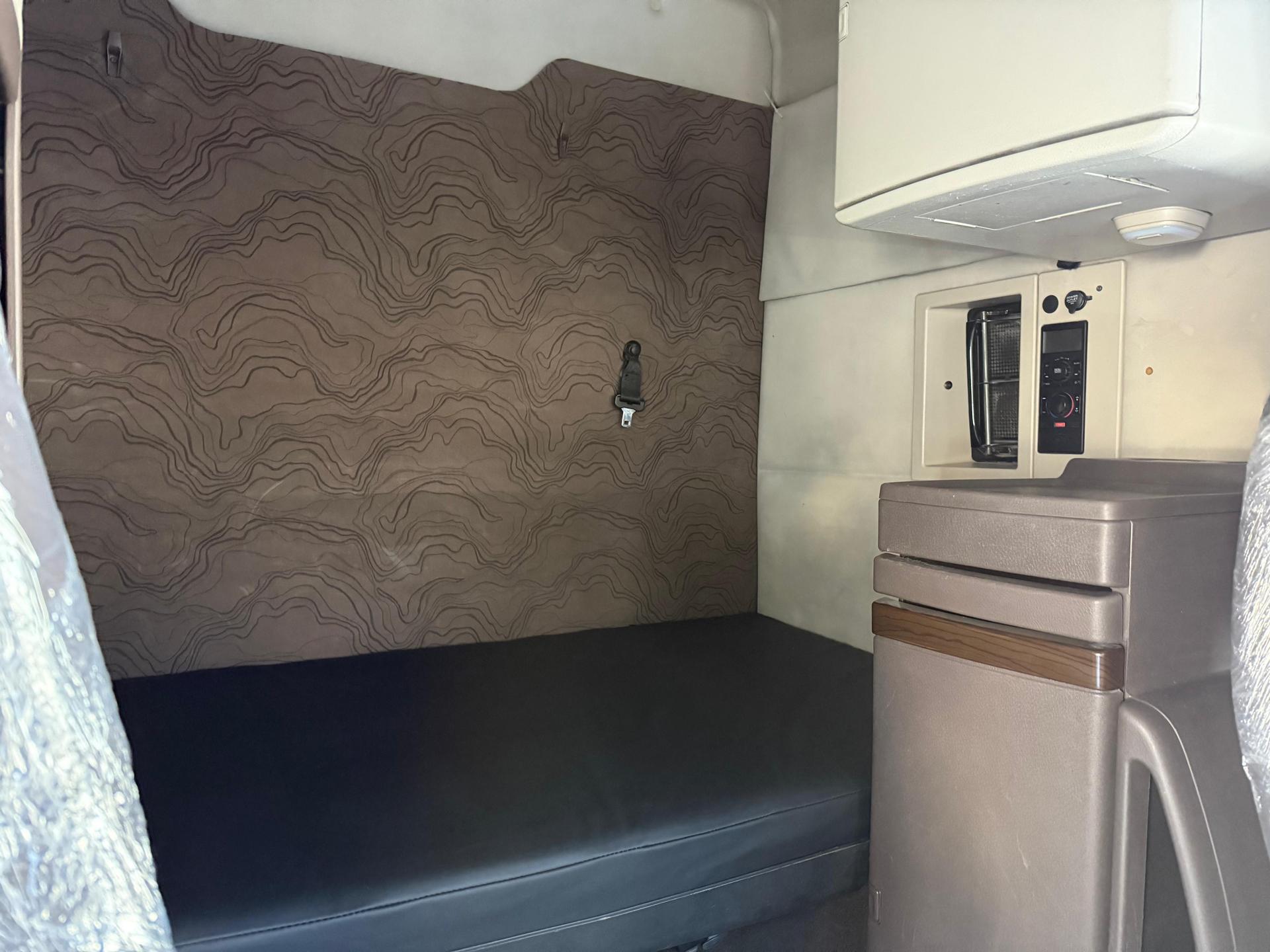 2015 VOLVO TRUCKS VNL 64T 630 - SEATS_REAR