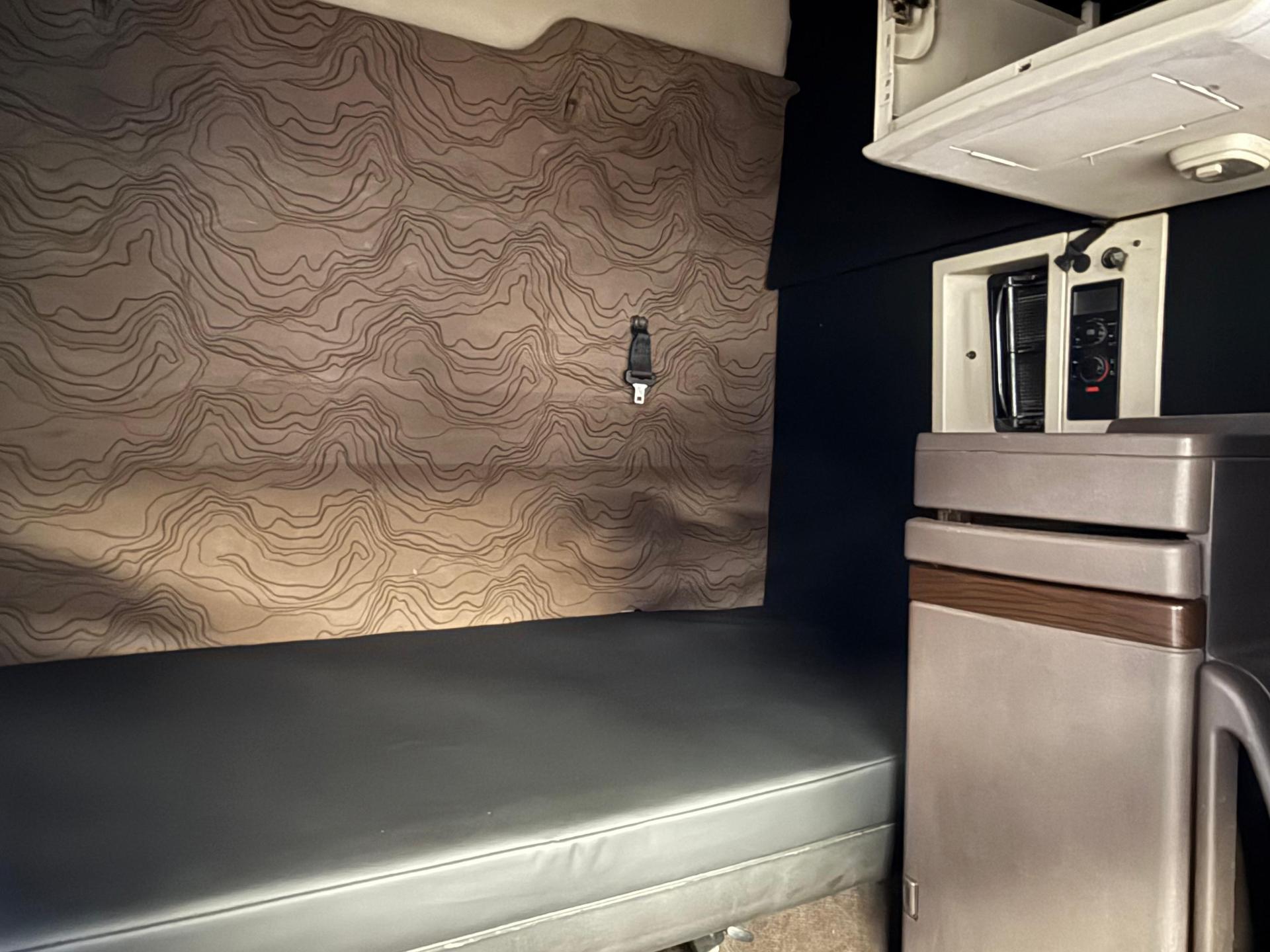 2015 VOLVO TRUCKS VNL 64T 630 - SEATS_REAR