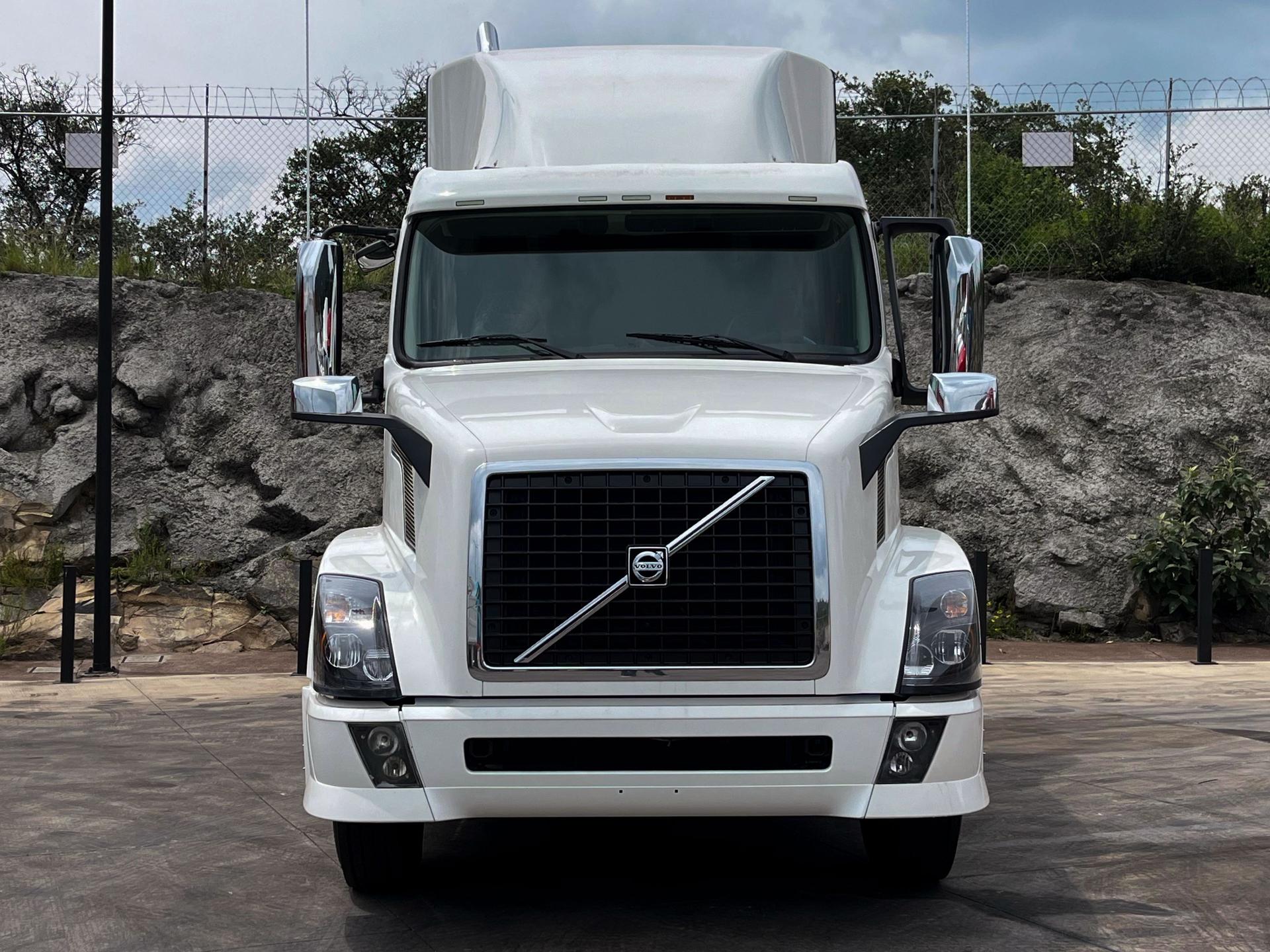 2016 VOLVO TRUCKS VNL 64T 630 - FRONT