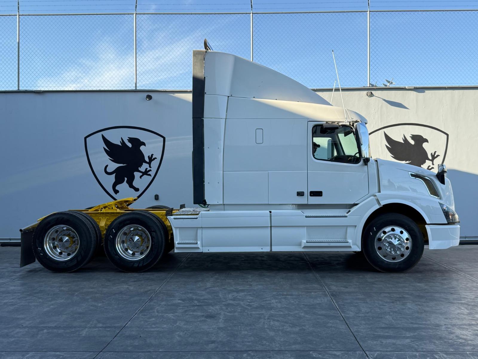 2016 VOLVO TRUCKS VNL 64T 630 - SIDE_RIGHT