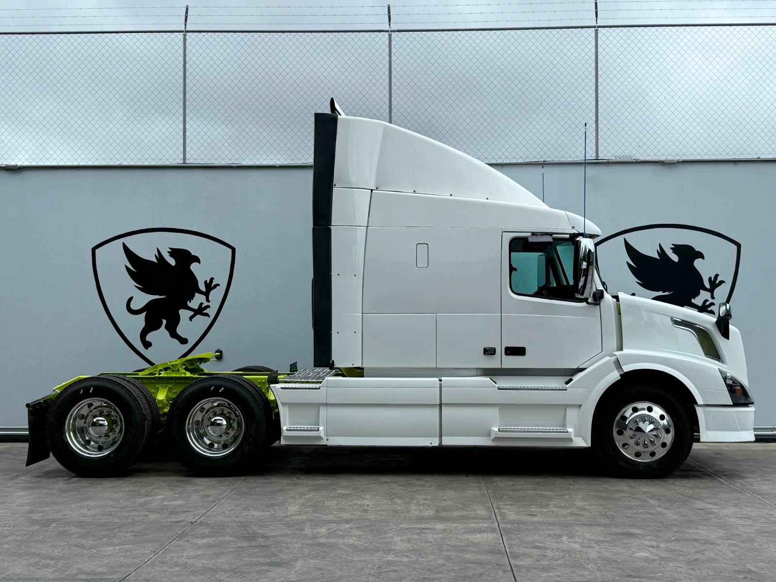 2015 VOLVO TRUCKS VNL 64T 630 - SIDE_RIGHT