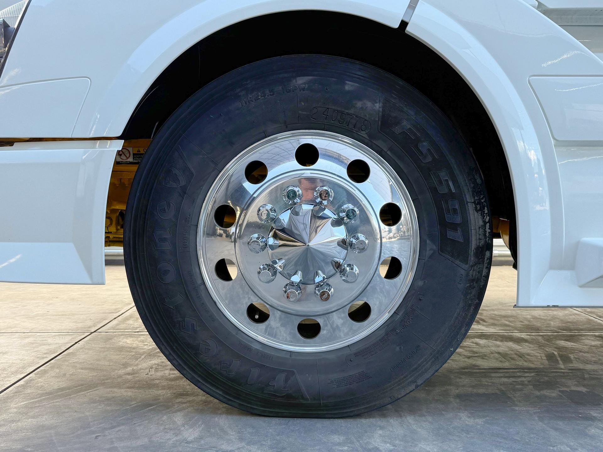 2015 VOLVO TRUCKS VNL 64T 630 - TIRES