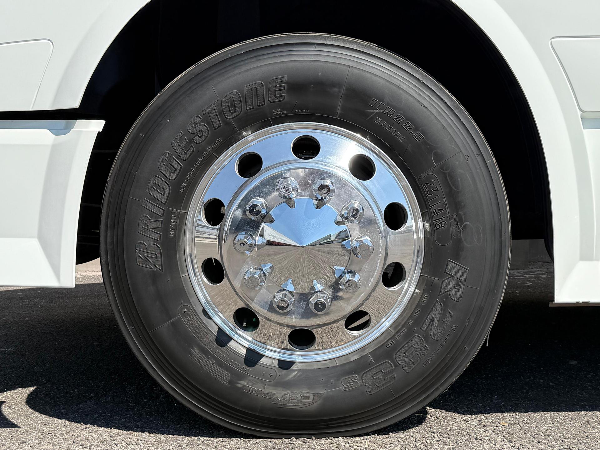 2015 VOLVO TRUCKS VNL 64T 630 - TIRES