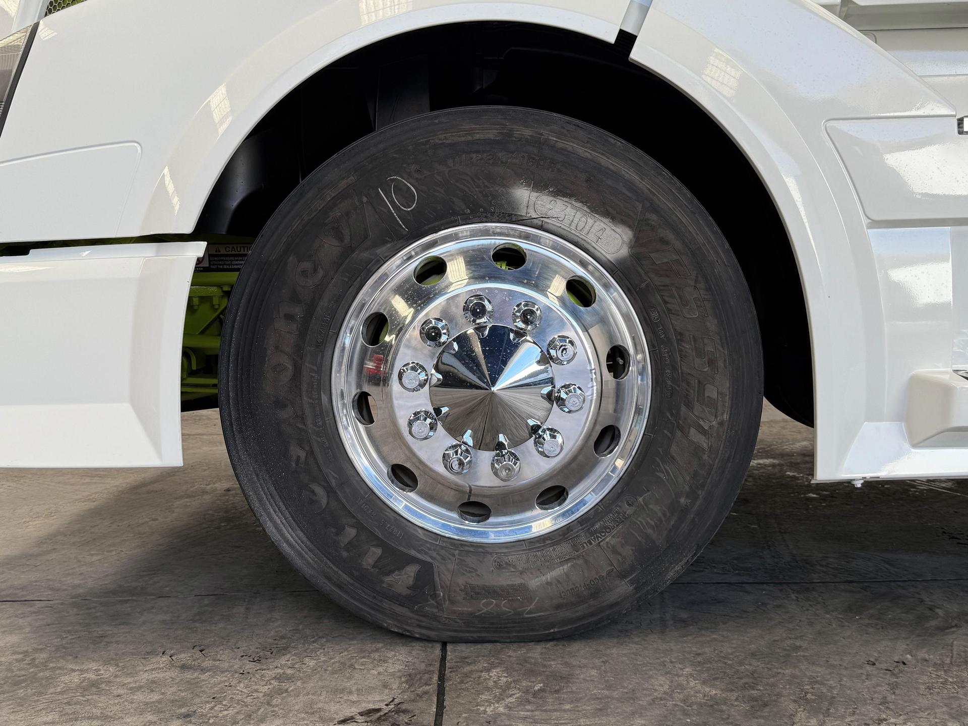2016 VOLVO TRUCKS VNL 64T 630 - TIRES