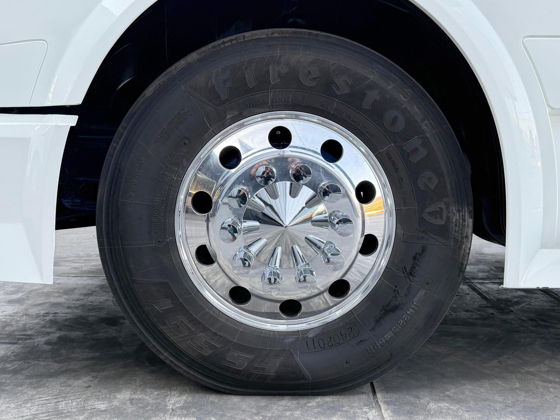 2015 VOLVO TRUCKS VNL 64T 630 - TIRES
