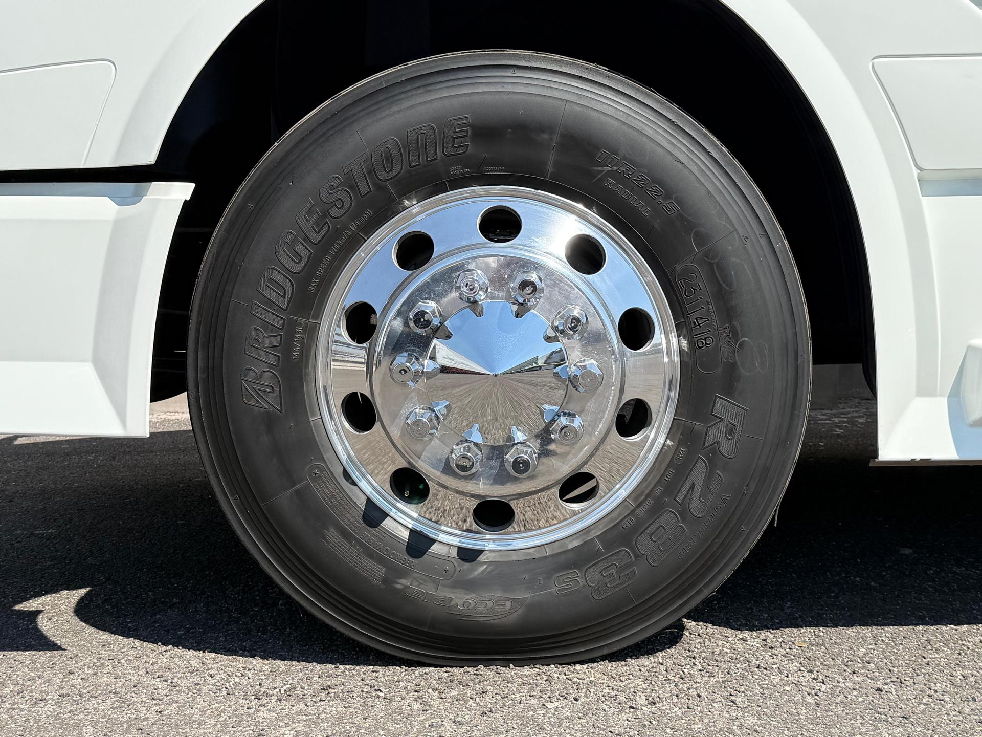 2016 VOLVO TRUCKS VNL 64T 630 - TIRES