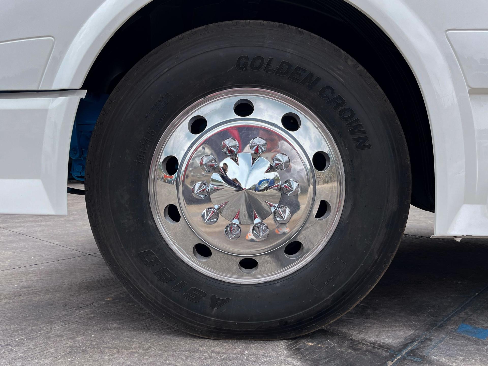 2016 VOLVO TRUCKS VNL 64T 630 - TIRES
