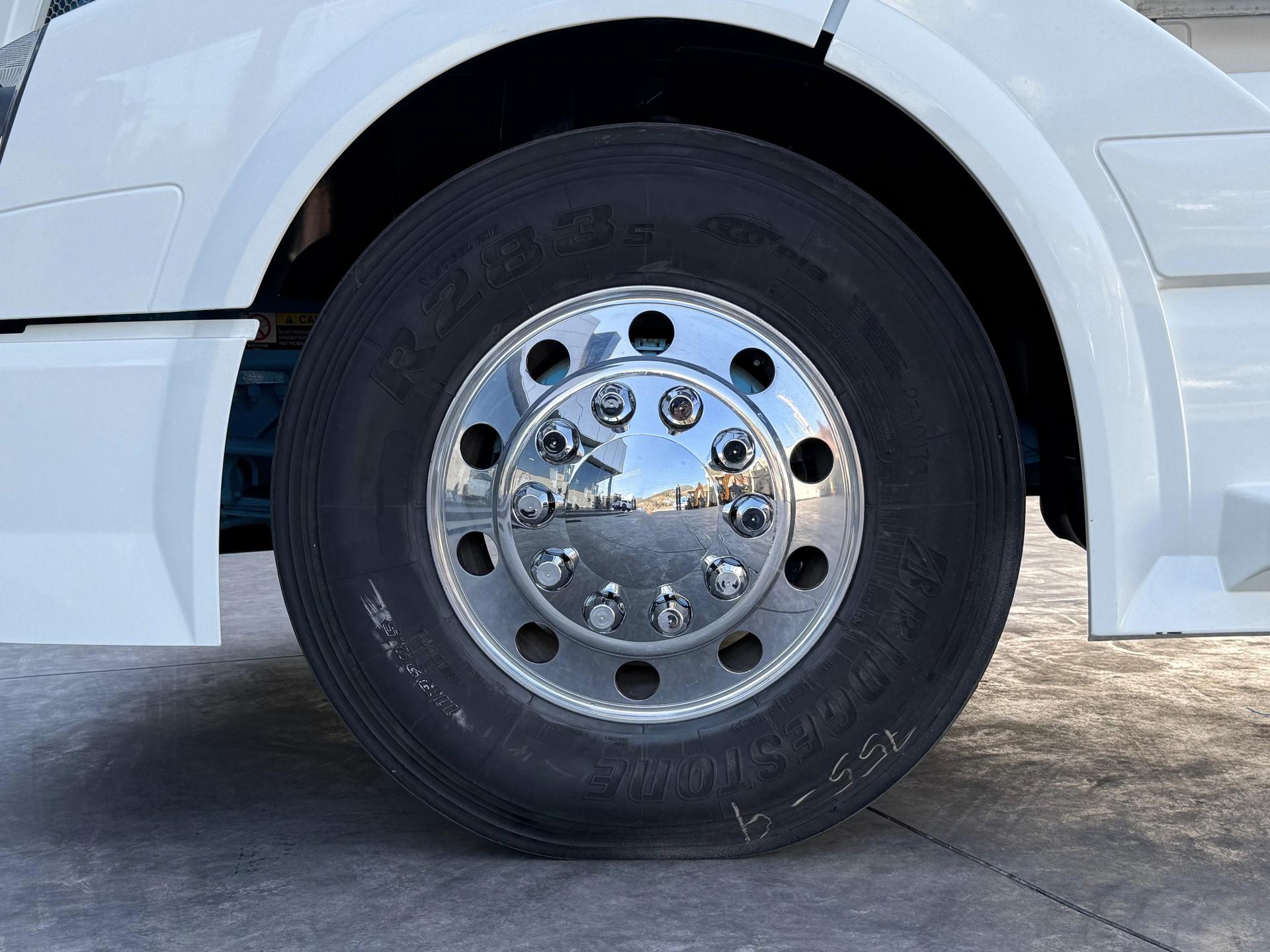 2016 VOLVO TRUCKS VNL 64T 630 - TIRES