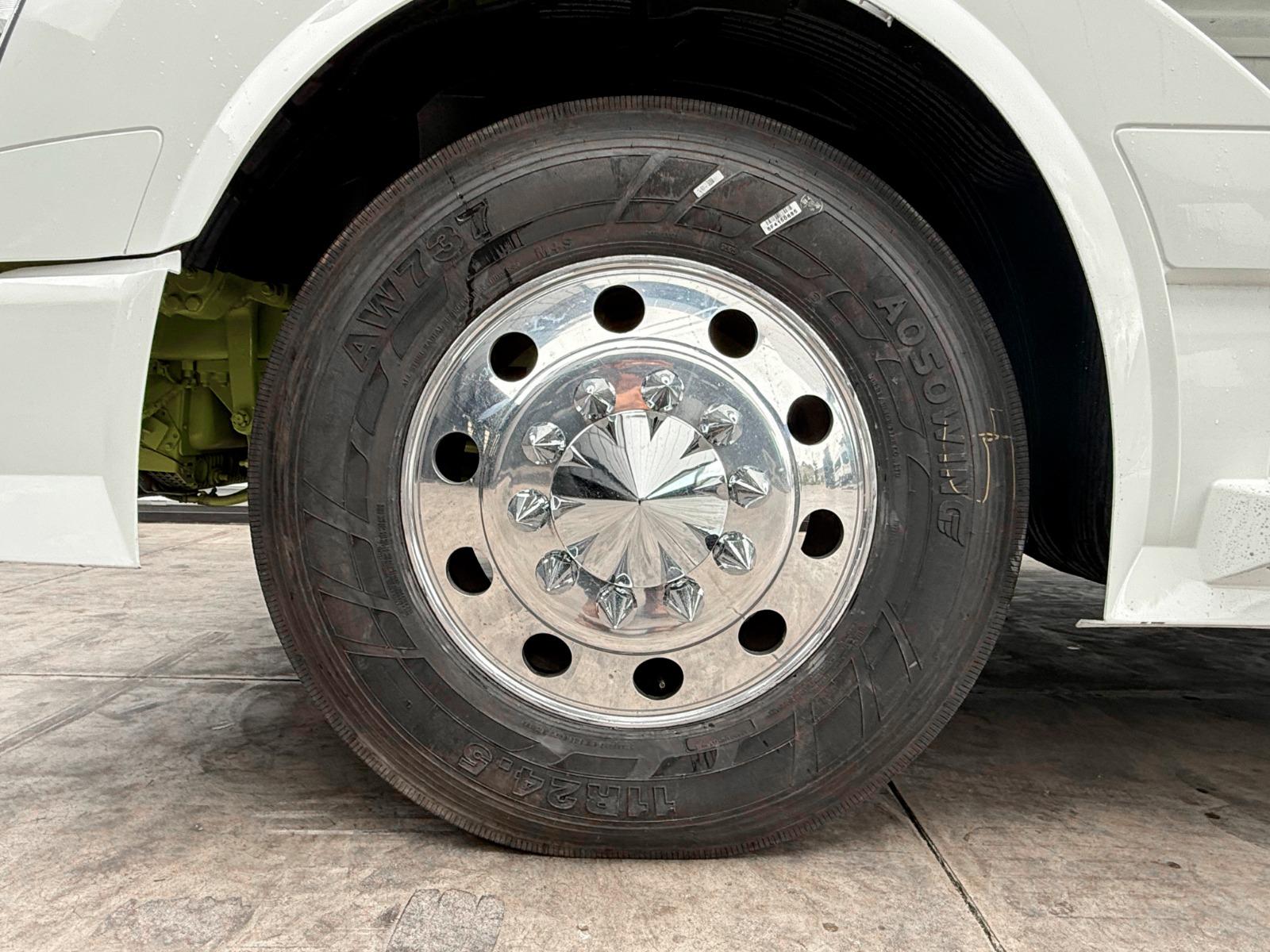 2015 VOLVO TRUCKS VNL 64T 630 - TIRES
