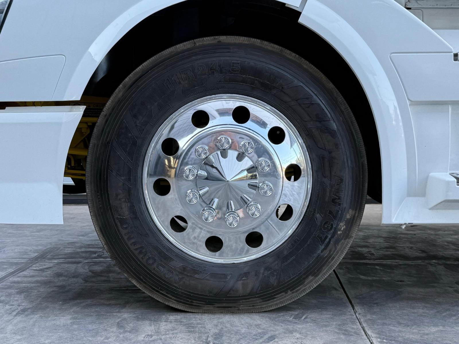 2016 VOLVO TRUCKS VNL 64T 630 - TIRES