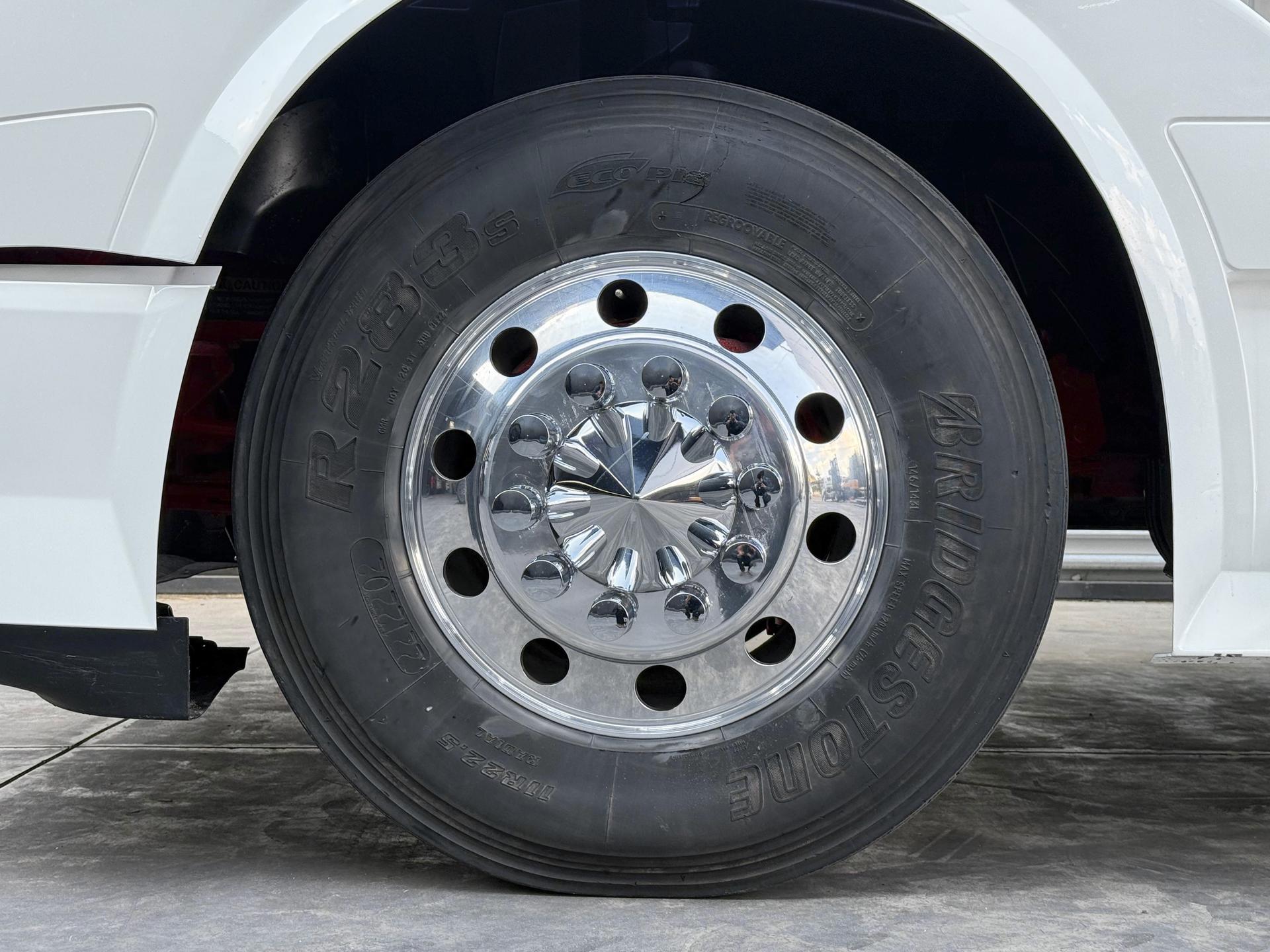 2016 VOLVO TRUCKS VNL 64T 630 - TIRES