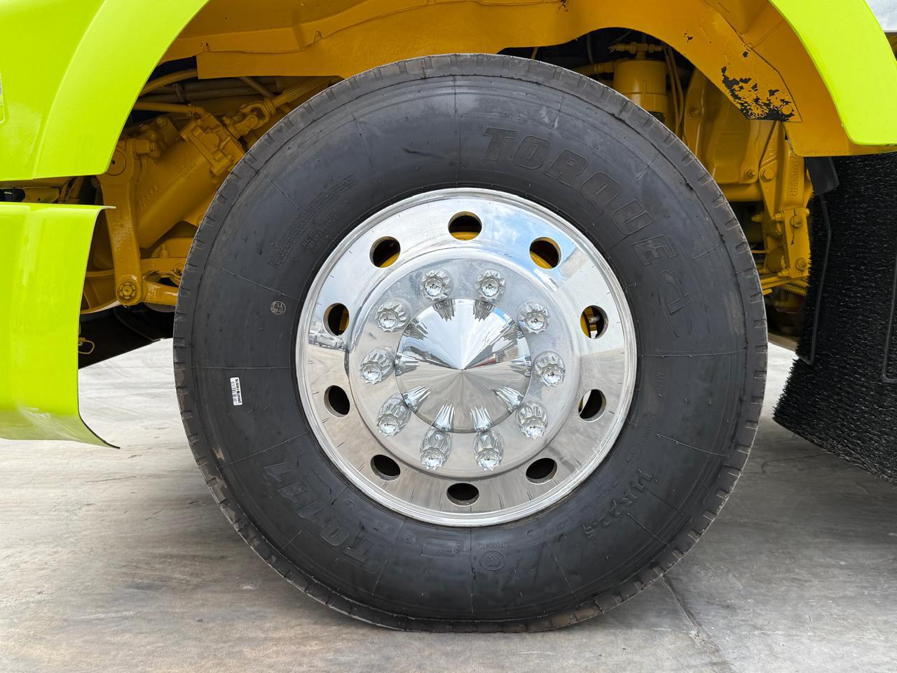 2016 KENWORTH T800 - TIRES