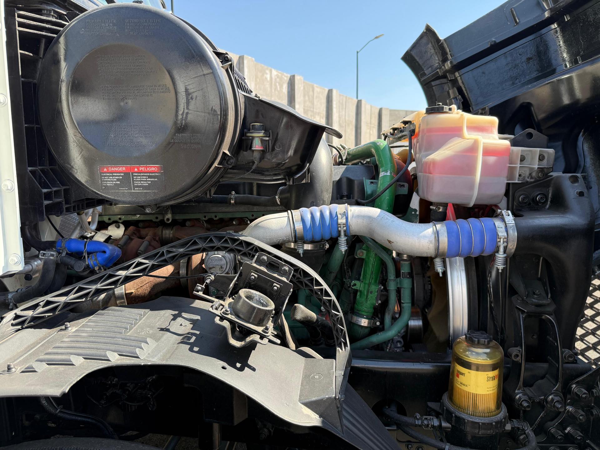 2015 VOLVO TRUCKS VNL 64T 630 - ENGINE