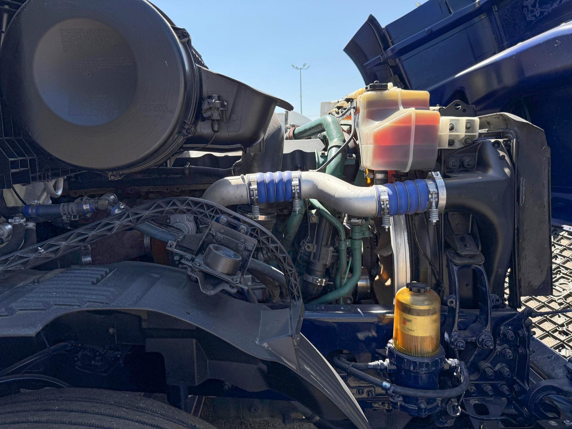 2015 VOLVO TRUCKS VNL 64T 630 - ENGINE