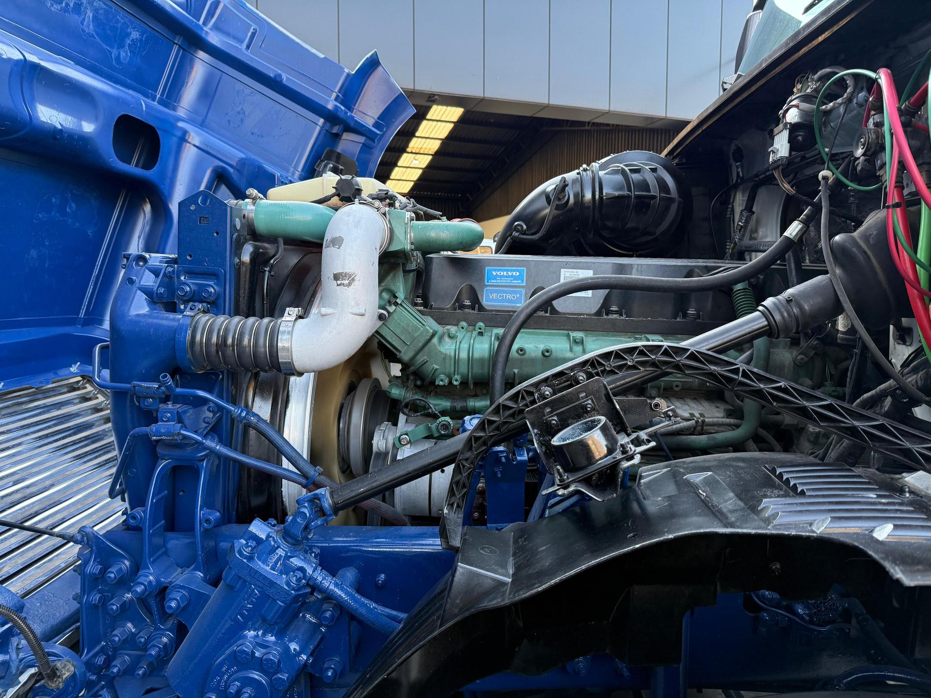 2015 VOLVO TRUCKS VNL 64T 630 - ENGINE