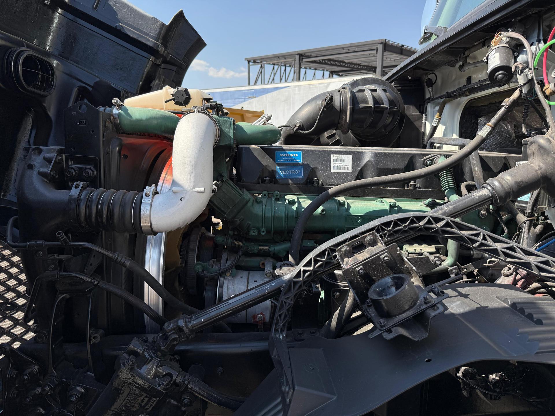 2016 VOLVO TRUCKS VNL 64T 630 - ENGINE