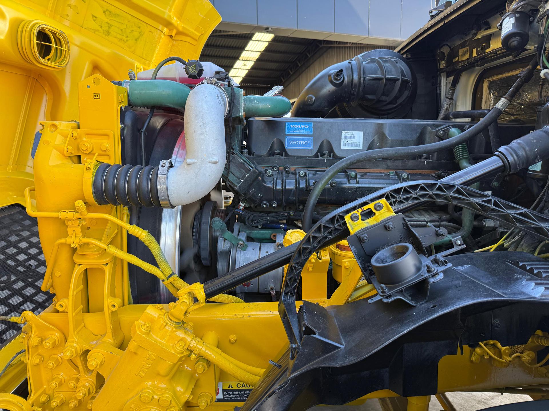 2015 VOLVO TRUCKS VNL 64T 630 - ENGINE