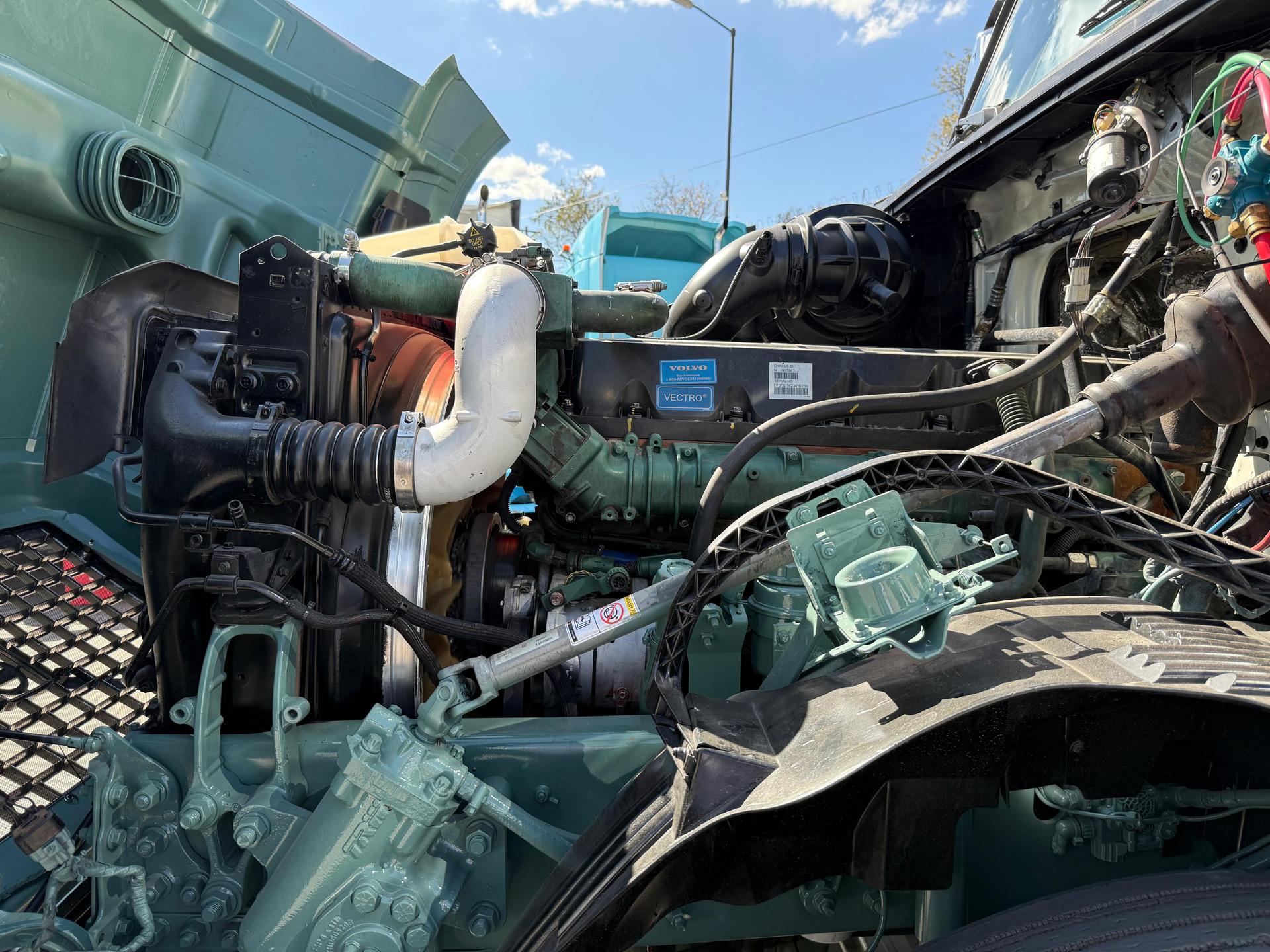 2015 VOLVO TRUCKS VNL 64T 630 - ENGINE