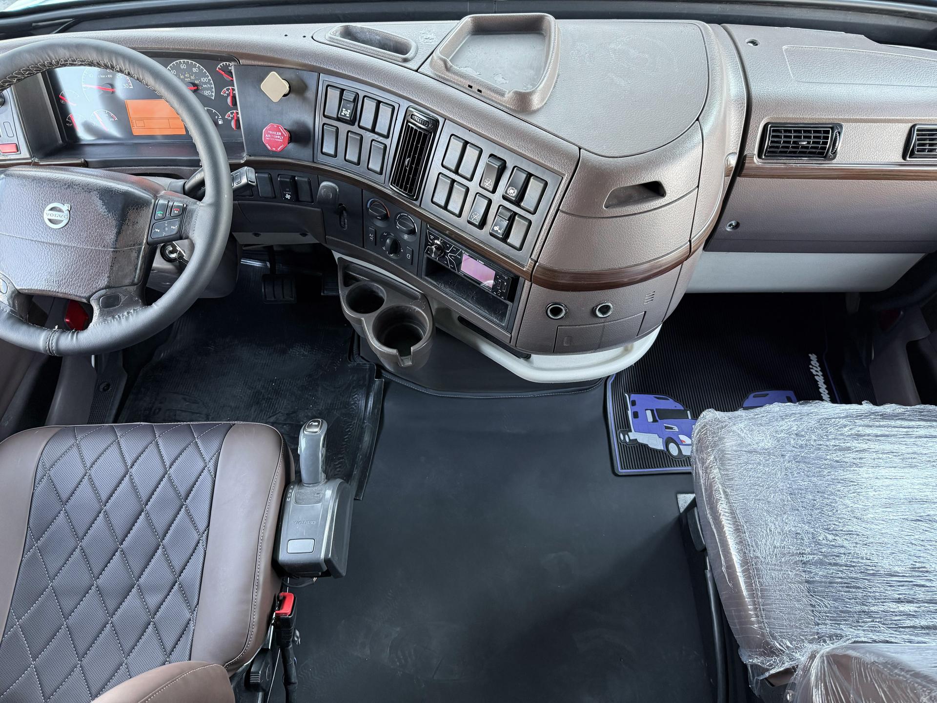 2015 VOLVO TRUCKS VNL 64T 630 - DASHBOARD