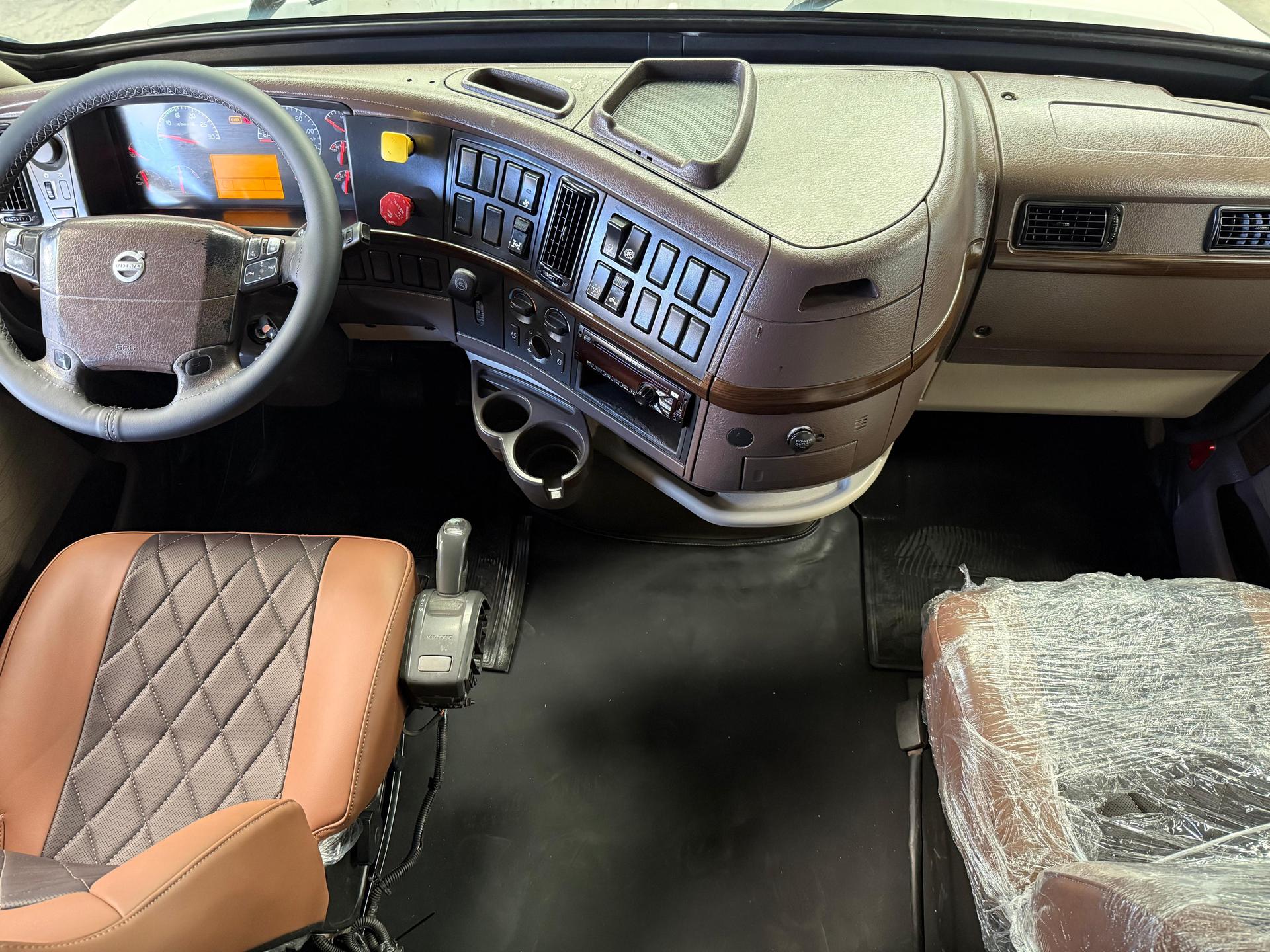 2016 VOLVO TRUCKS VNL 64T 630 - DASHBOARD