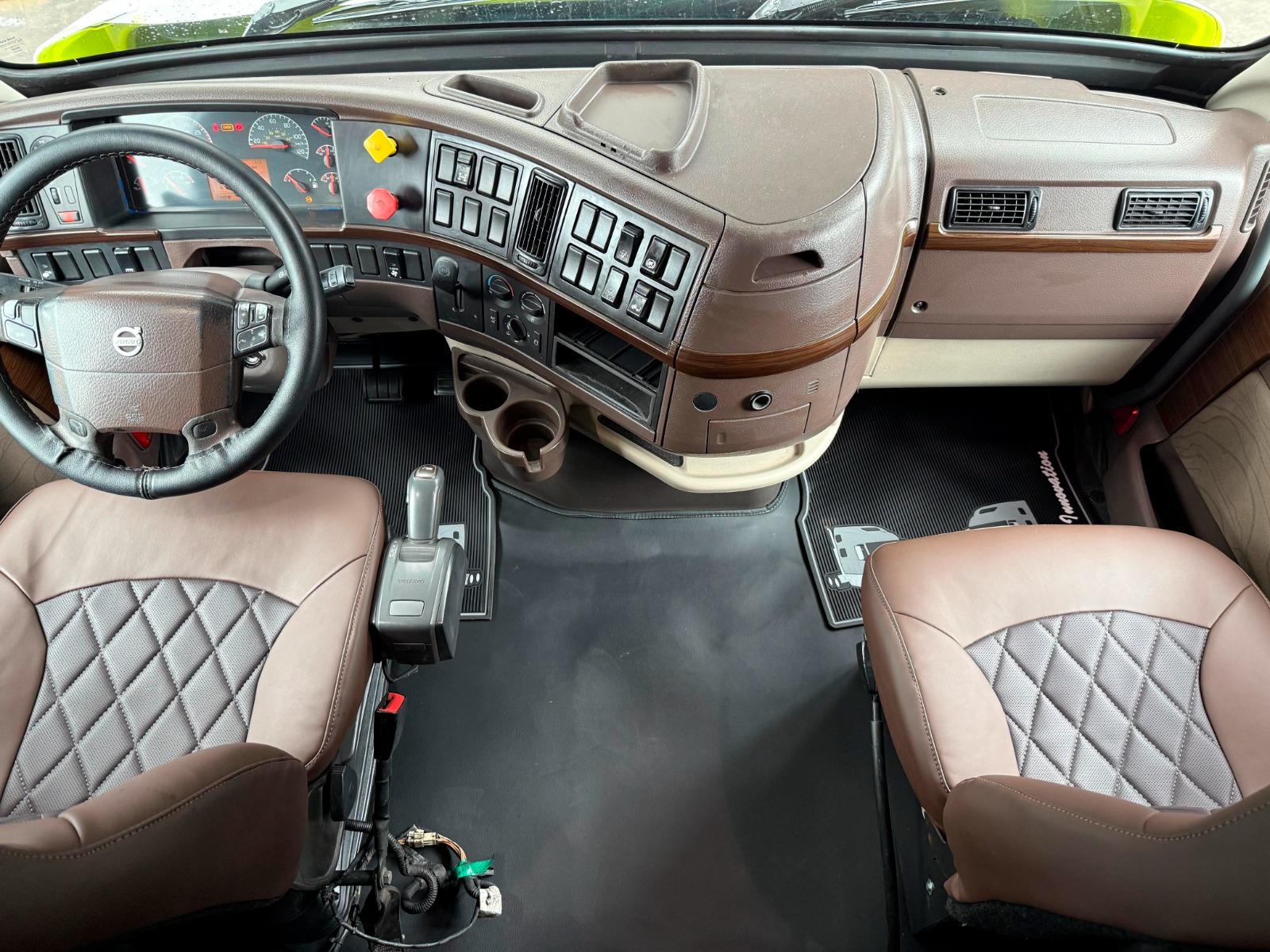 2015 VOLVO TRUCKS VNL 64T 630 - DASHBOARD