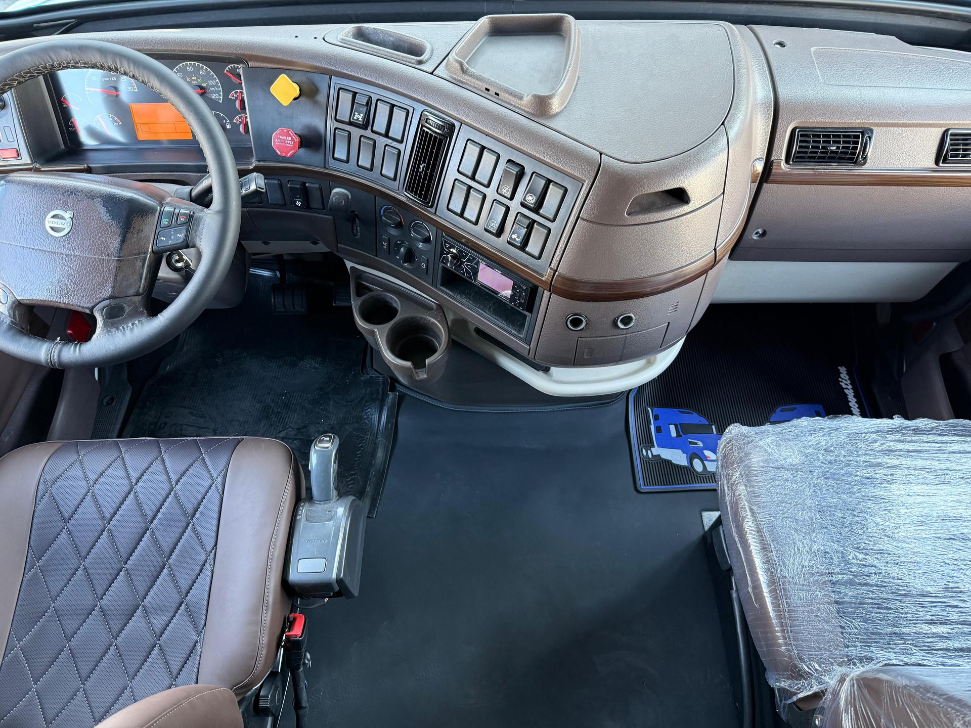 2016 VOLVO TRUCKS VNL 64T 630 - DASHBOARD