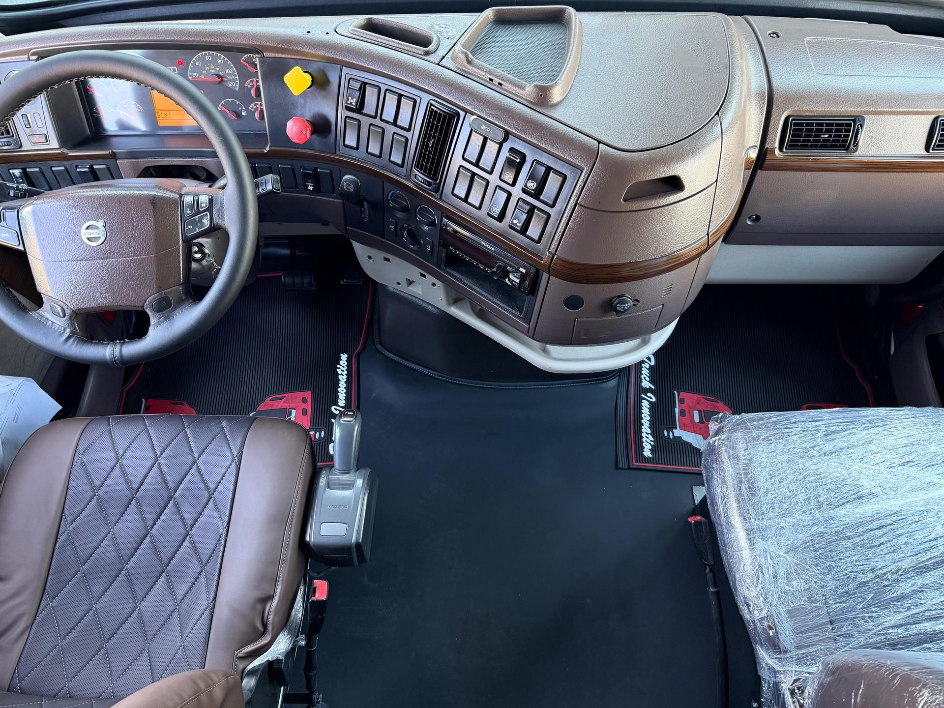 2016 VOLVO TRUCKS VNL 64T 630 - DASHBOARD
