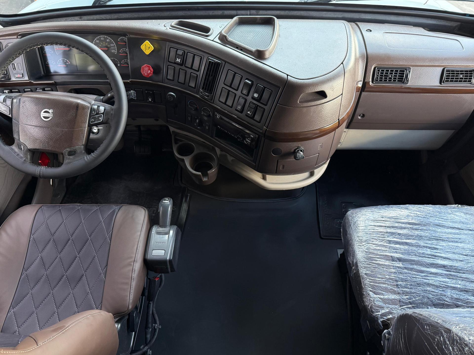 2016 VOLVO TRUCKS VNL 64T 630 - DASHBOARD