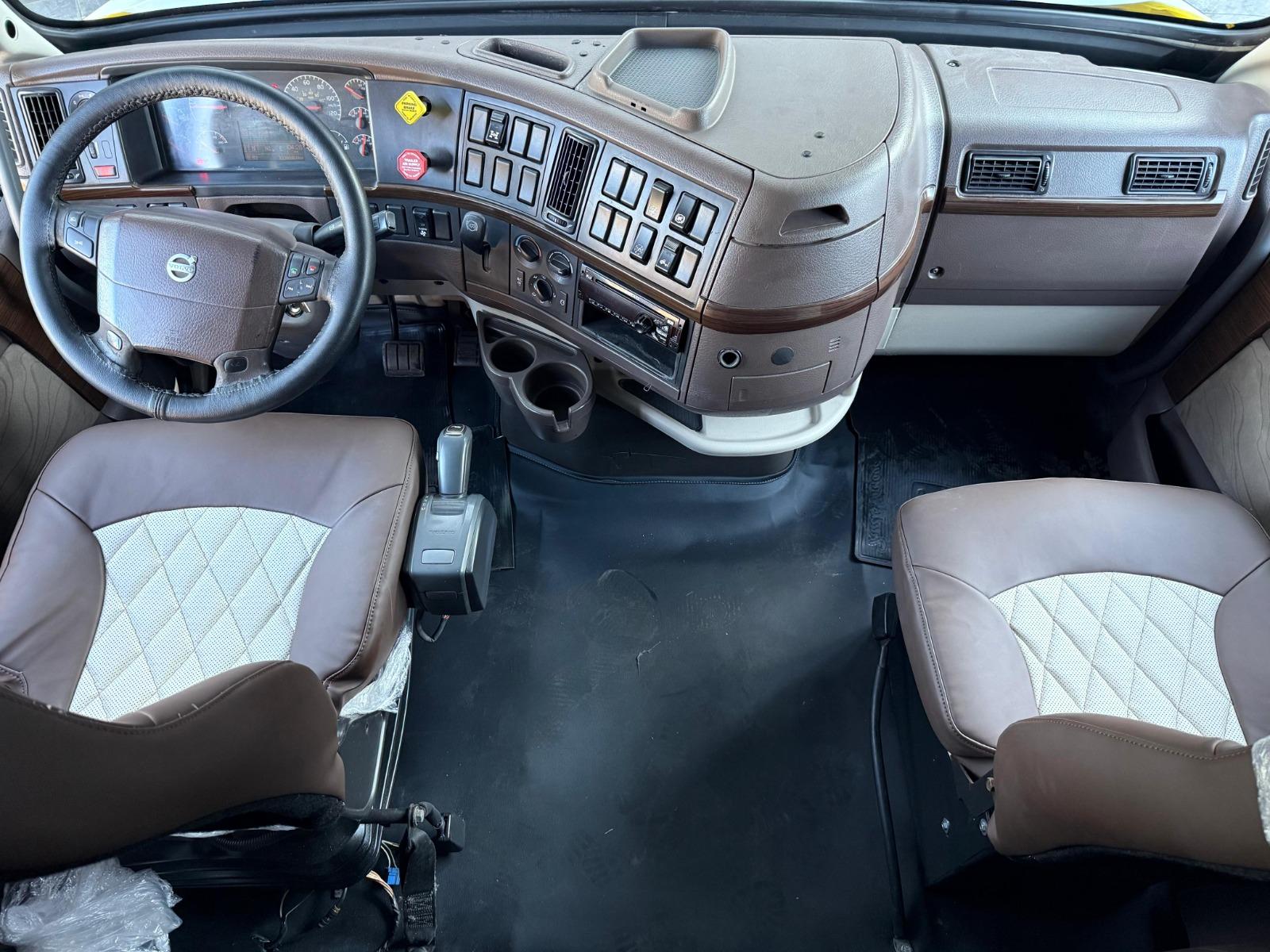 2016 VOLVO TRUCKS VNL 64T 630 - DASHBOARD