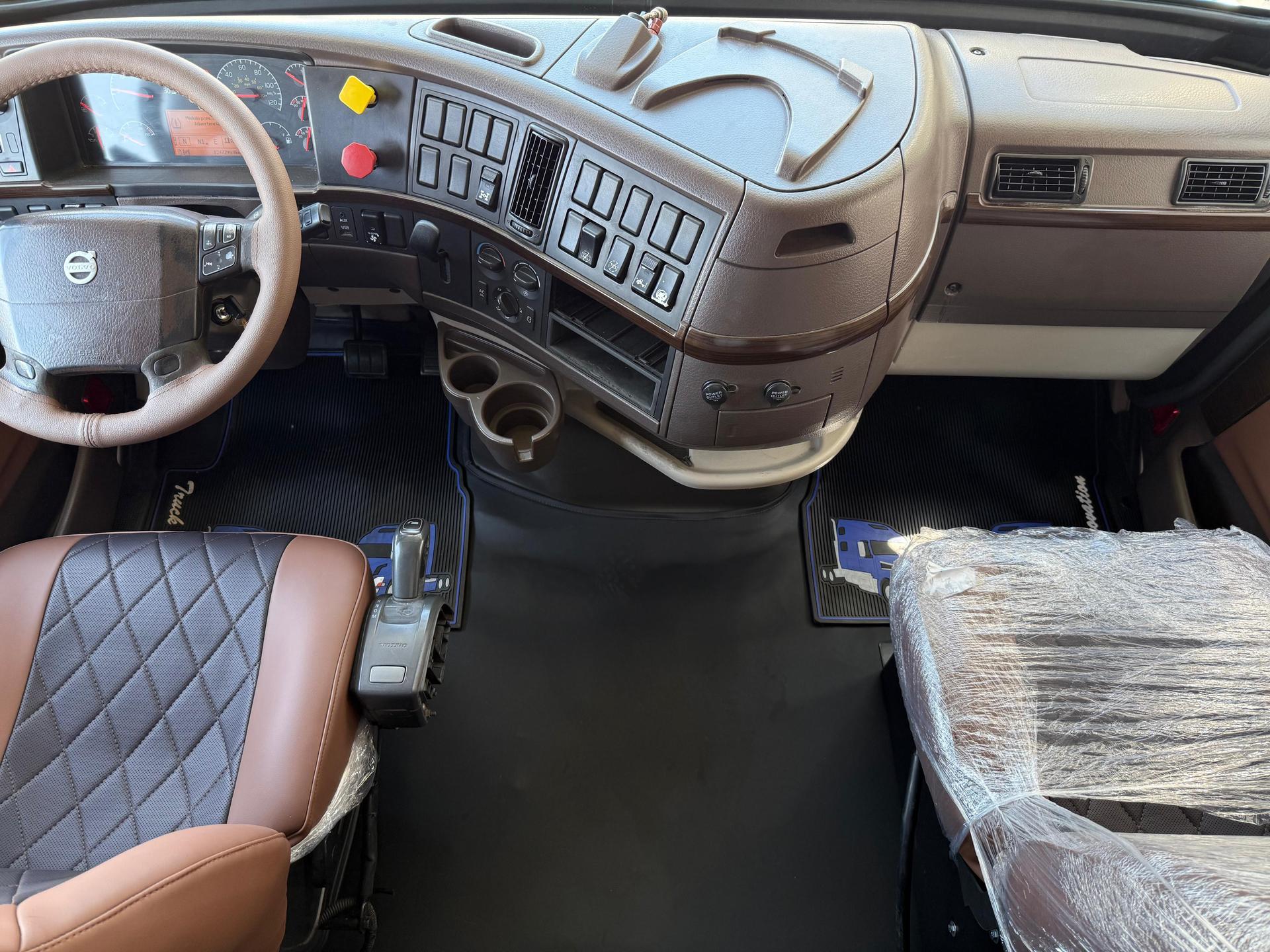 2015 VOLVO TRUCKS VNL 64T 630 - DASHBOARD