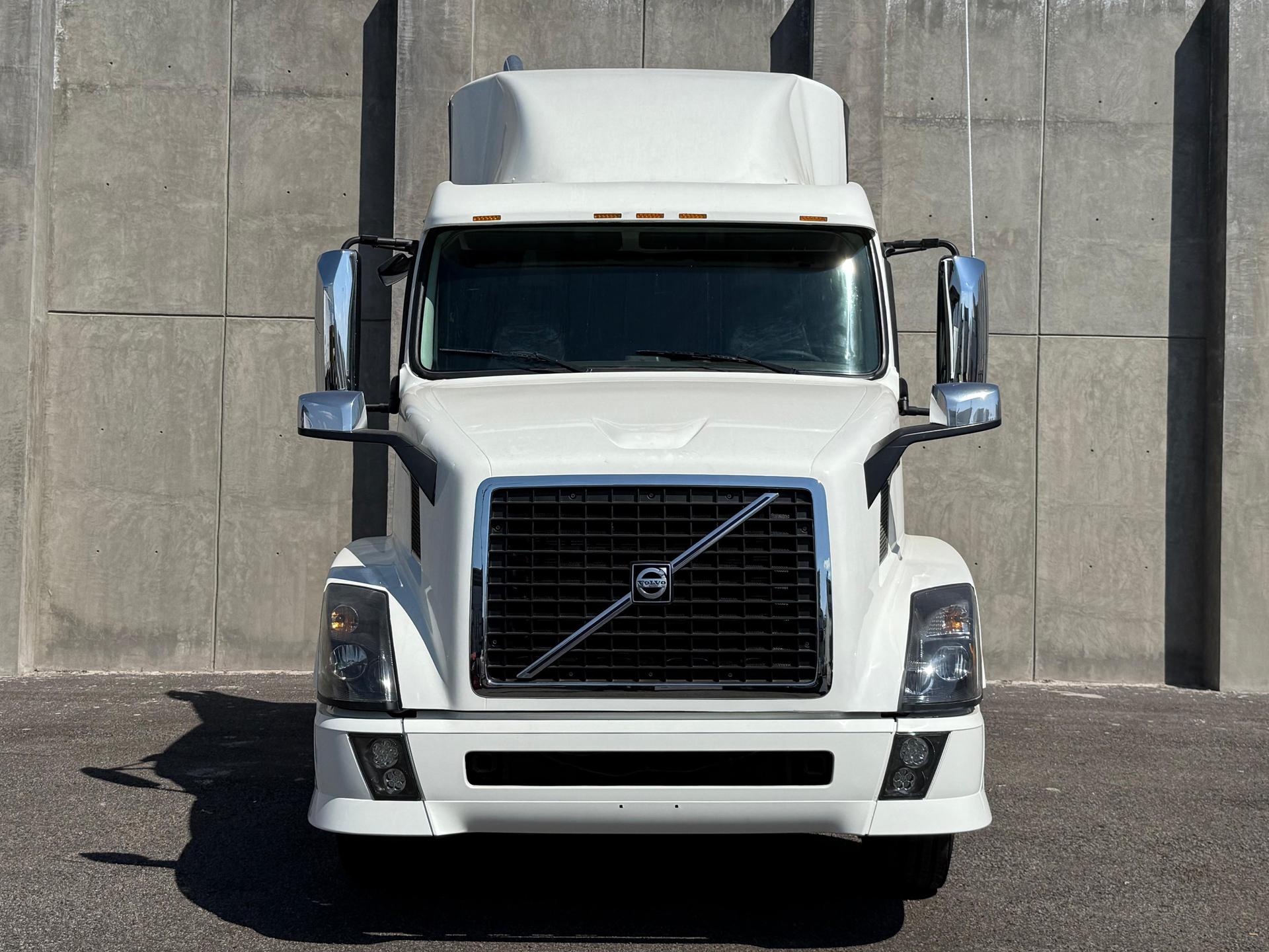 2015 VOLVO TRUCKS VNL 64T 630 - FRONT