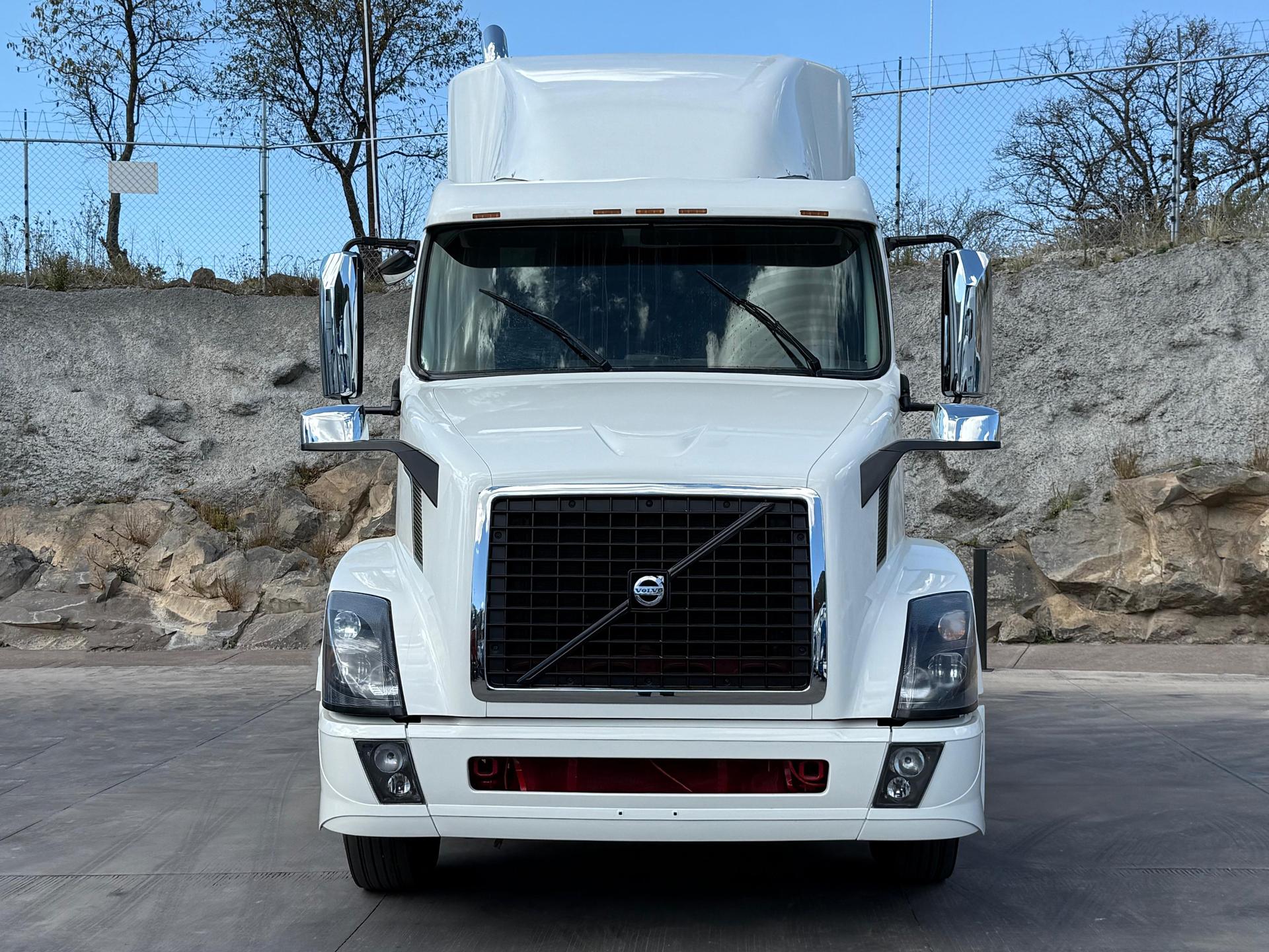 2016 VOLVO TRUCKS VNL 64T 630 - FRONT
