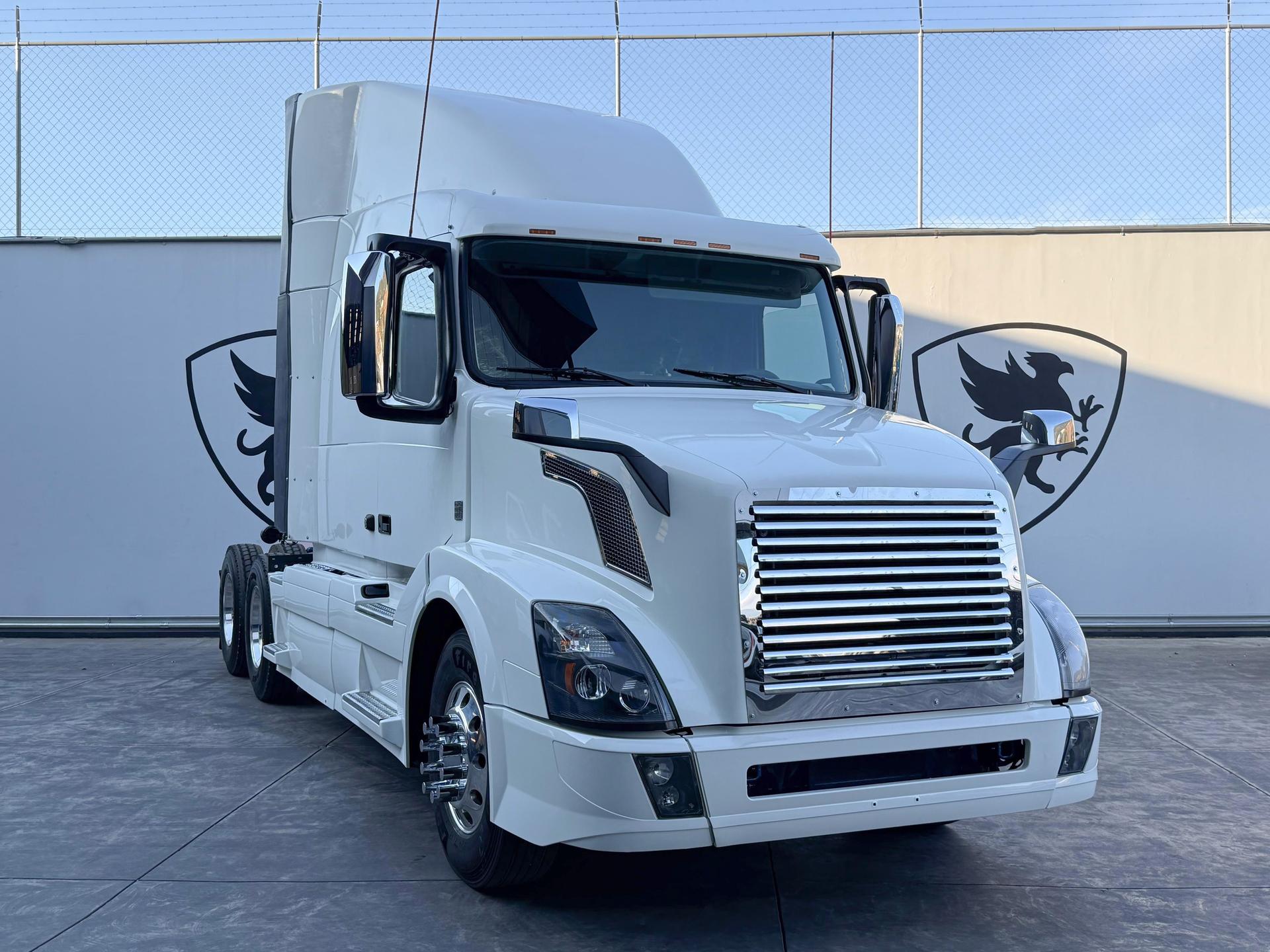 2015 VOLVO TRUCKS VNL 64T 630 - FRONT_PASSENGER_SIDE
