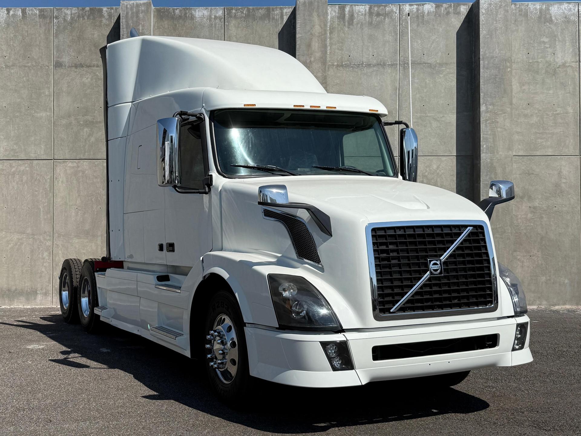 2015 VOLVO TRUCKS VNL 64T 630 - FRONT_PASSENGER_SIDE