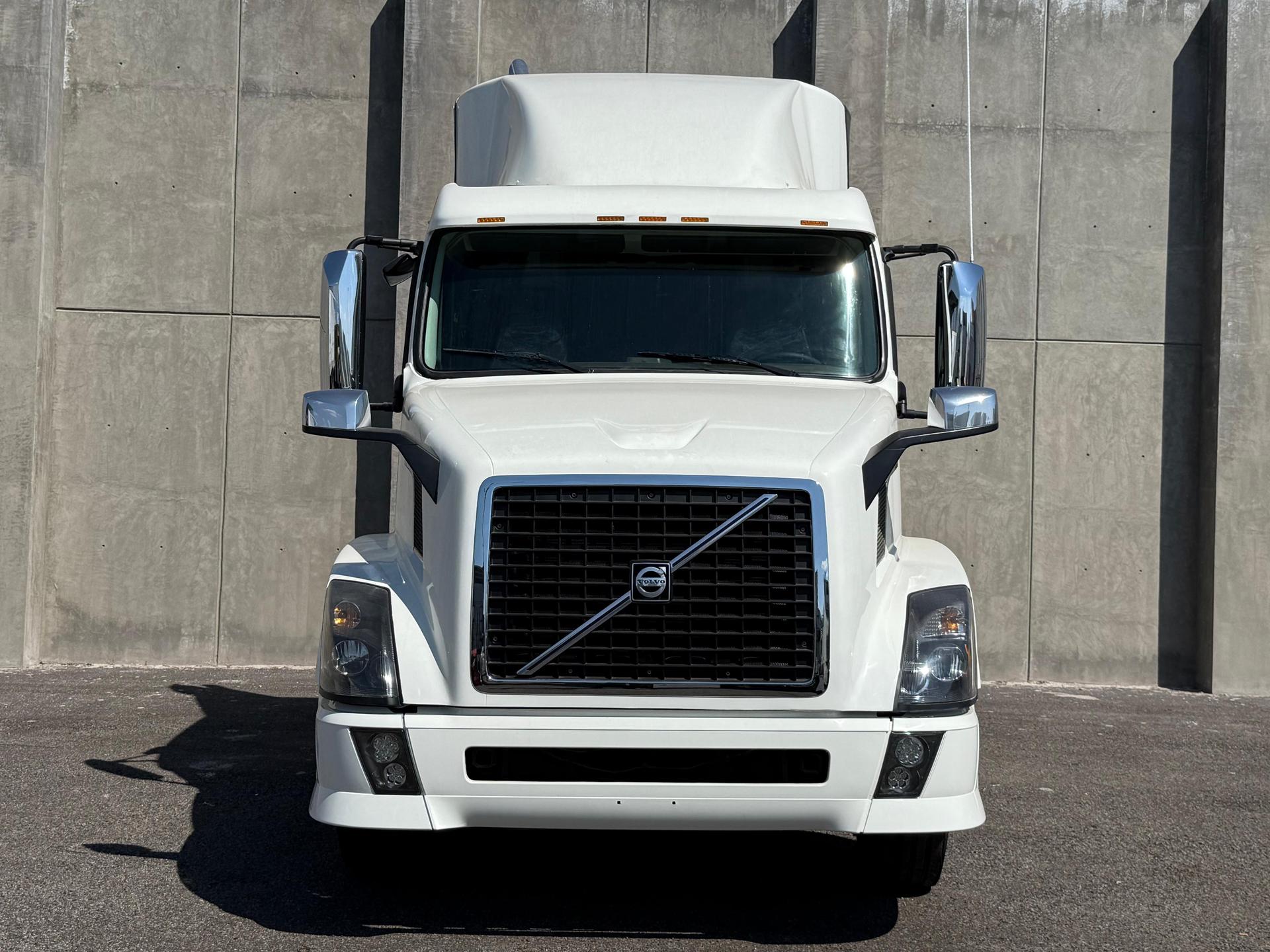 2016 VOLVO TRUCKS VNL 64T 630 - FRONT