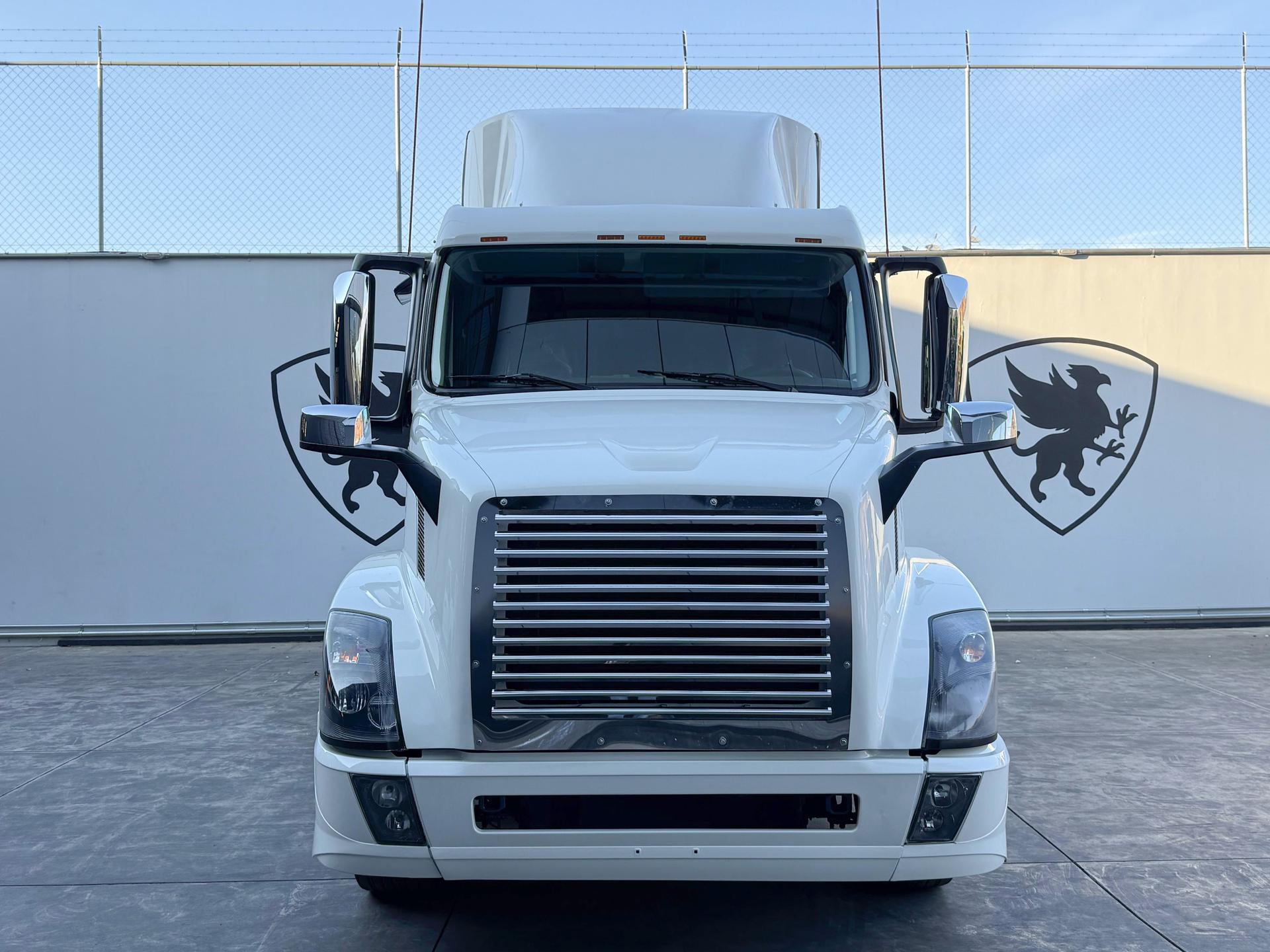 2015 VOLVO TRUCKS VNL 64T 630 - FRONT